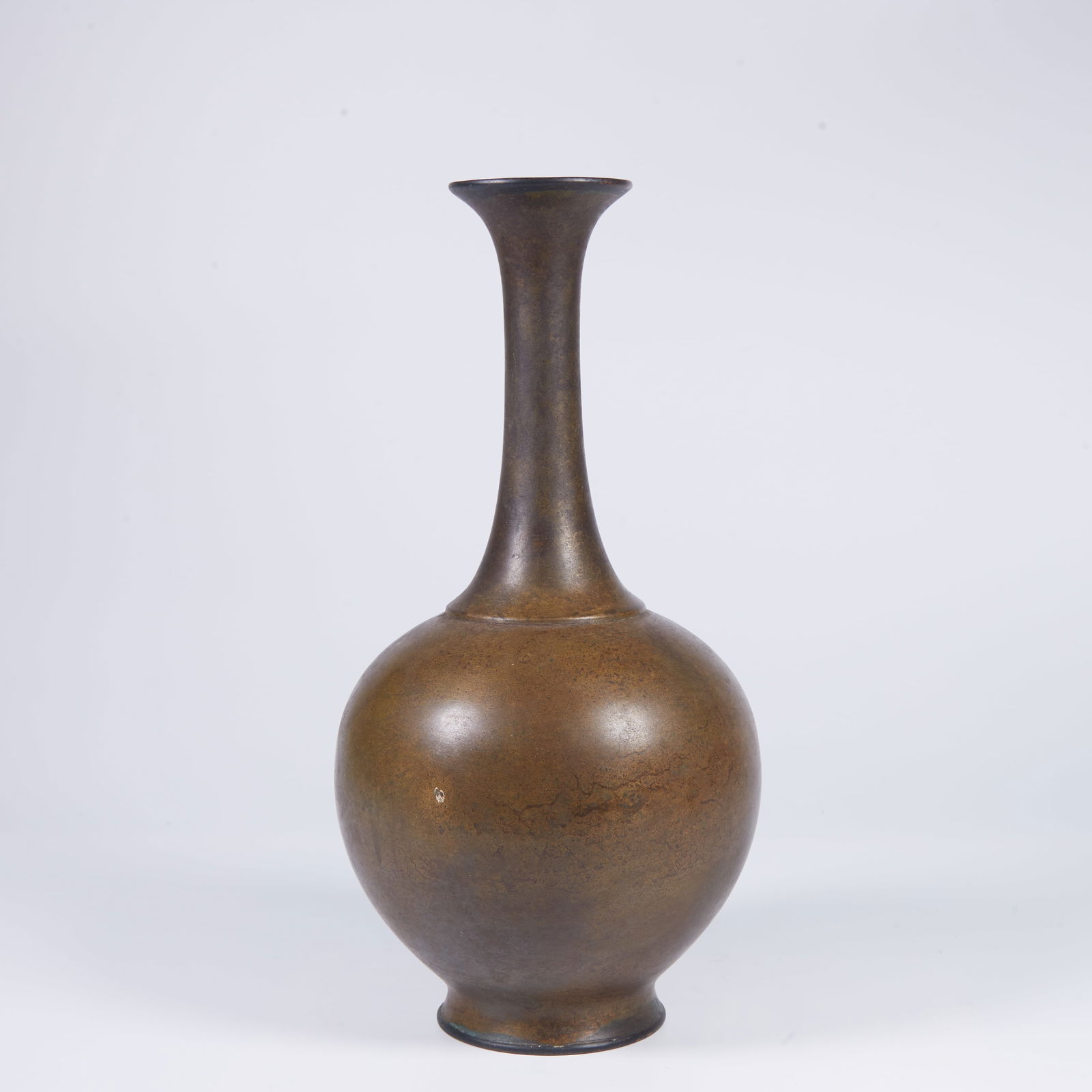 A BRONZE DECORATIVE VASE (1 of 9)