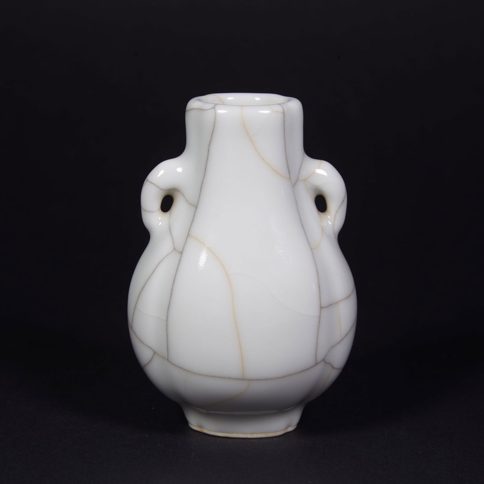 A GUAN WARE VASE WITH "GOLD-THREAD AND IRON-WIRE" CRACKLE (1 of 7)