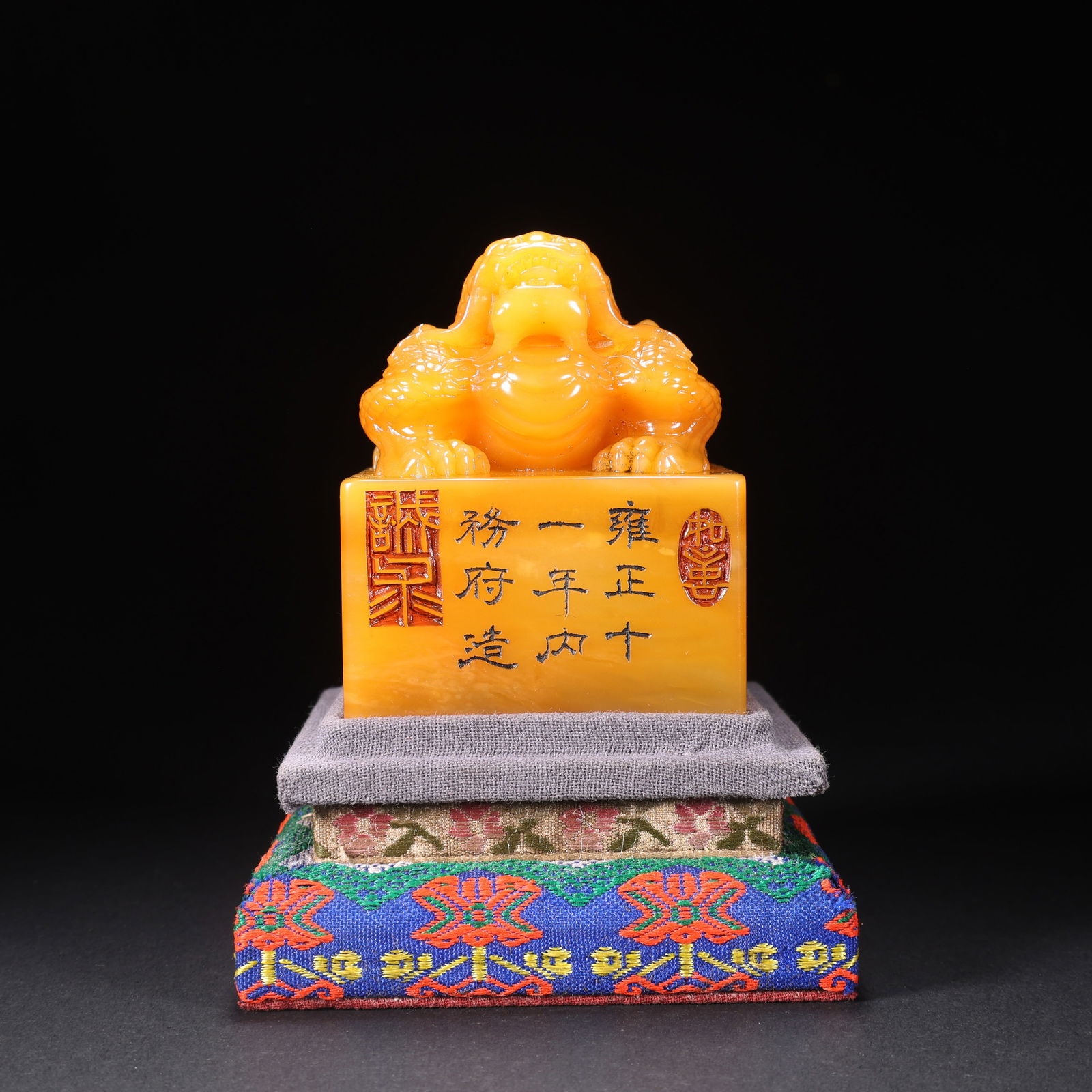 A SHOUSHAN TIANHUANG STONE BEAST HANDLE SEAL: Shoushan Tianhuang Stone Beast Handle Seal