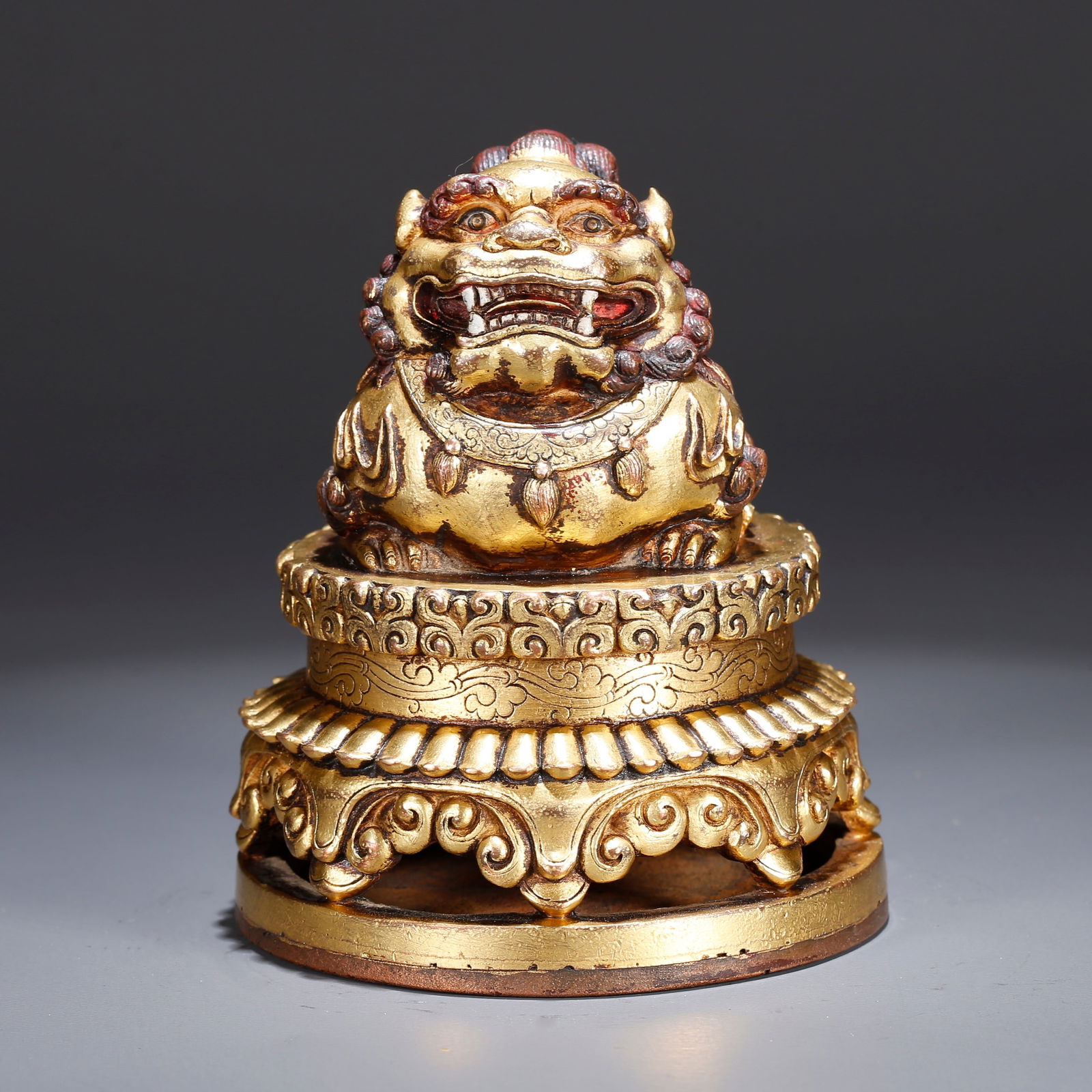 A GILT BRONZE SEAL WITH AUSPICIOUS BEAST KNOB (1 of 9)