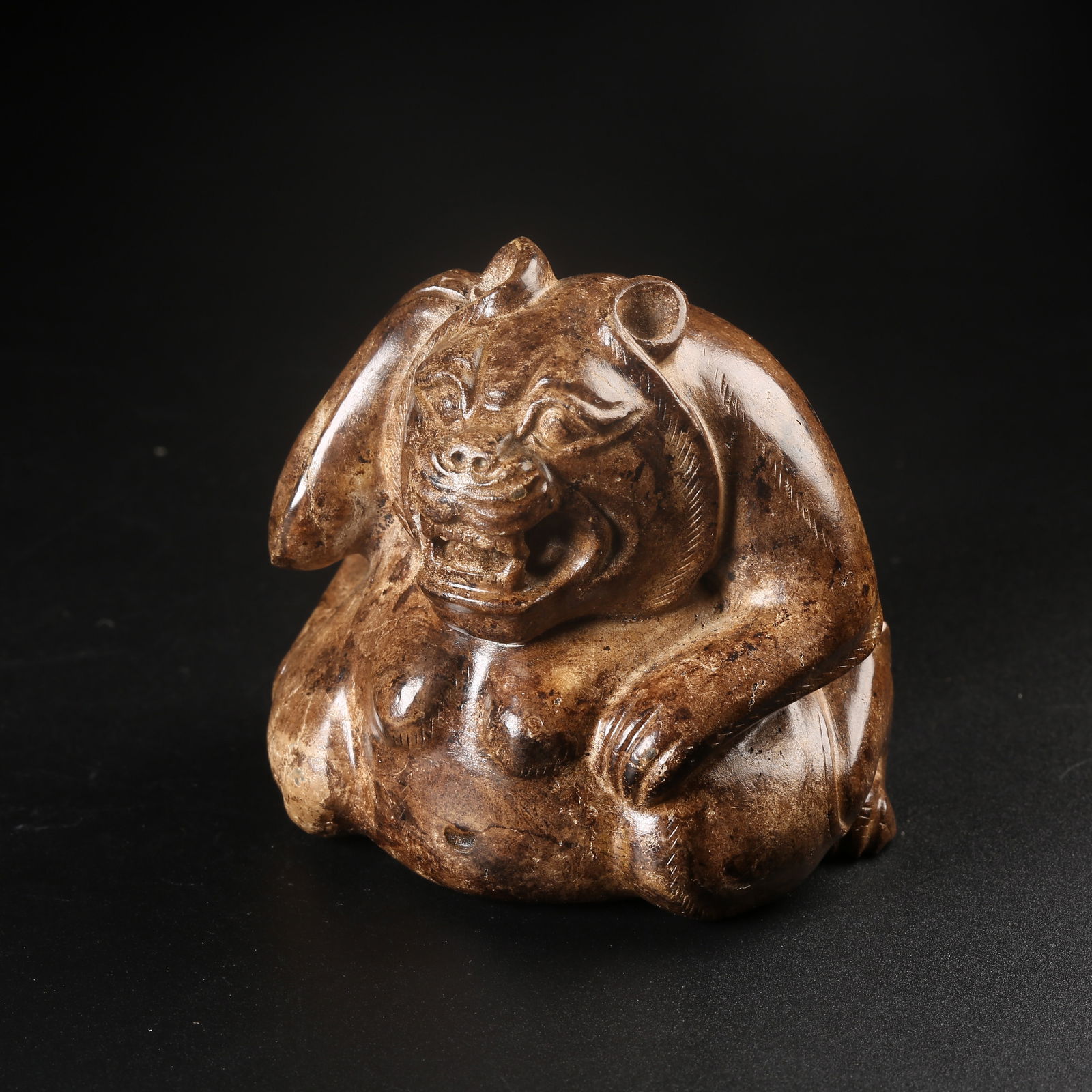 A ARCHAIC JADE BEAR ORNAMENT (1 of 8)