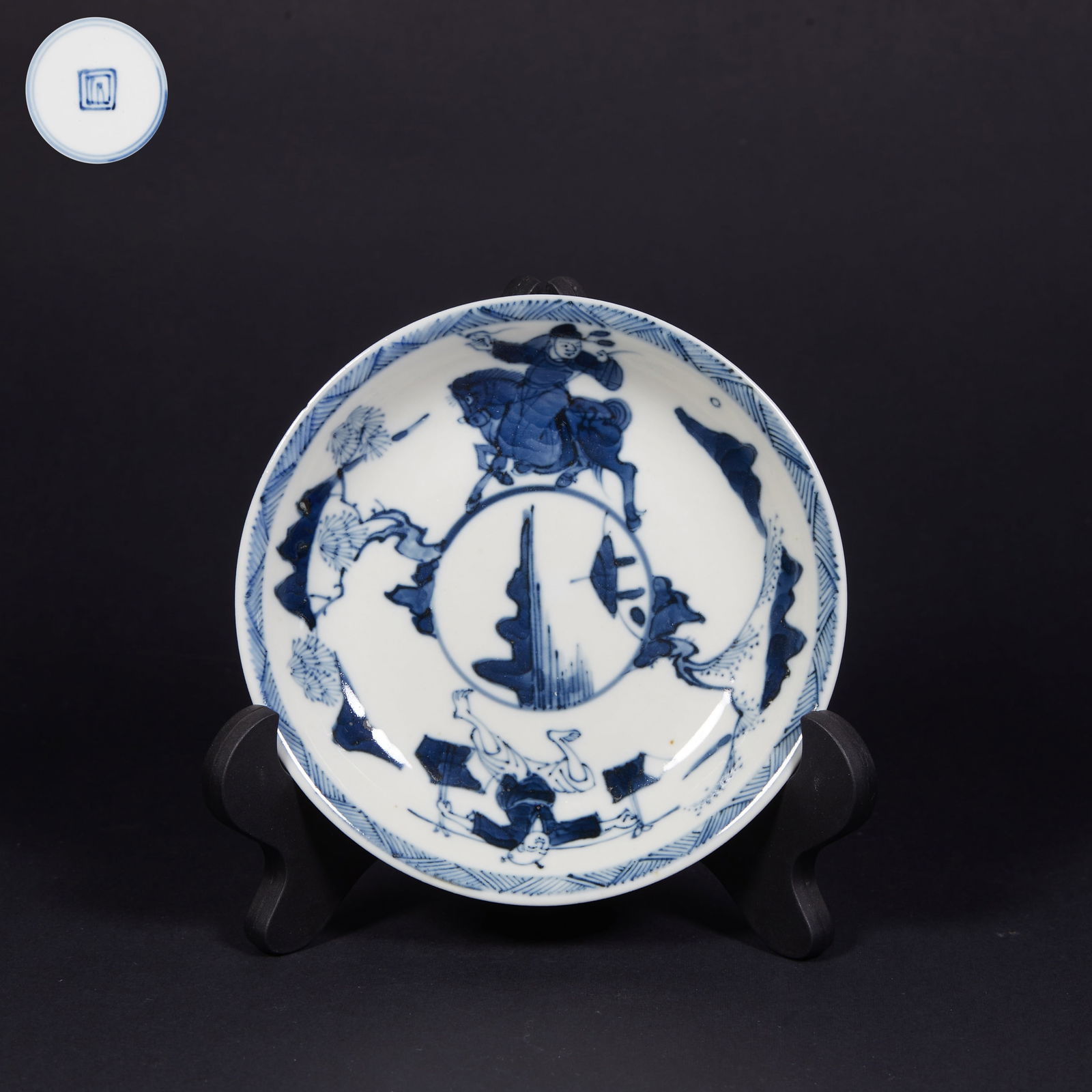 A BLUE-AND-WHITE DISH WITH FIGURAL DECORATION (1 of 8)