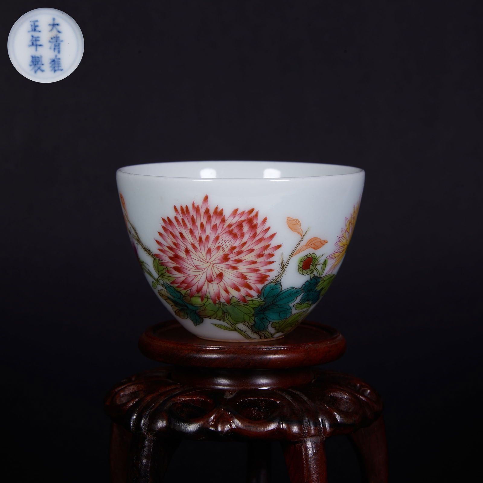 A FAMILLE-ROSE CUP WITH FLORAL DECORATION: Famille-rose cup with floral decoration