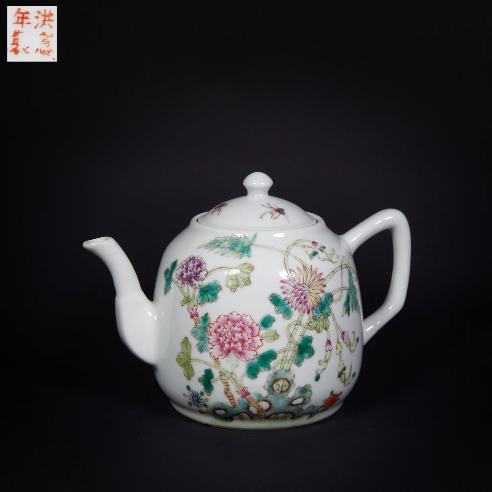 A FAMILLE-ROSE EWER WITH FLORAL-AND-BUTTERFLY DECORATION (1 of 6)