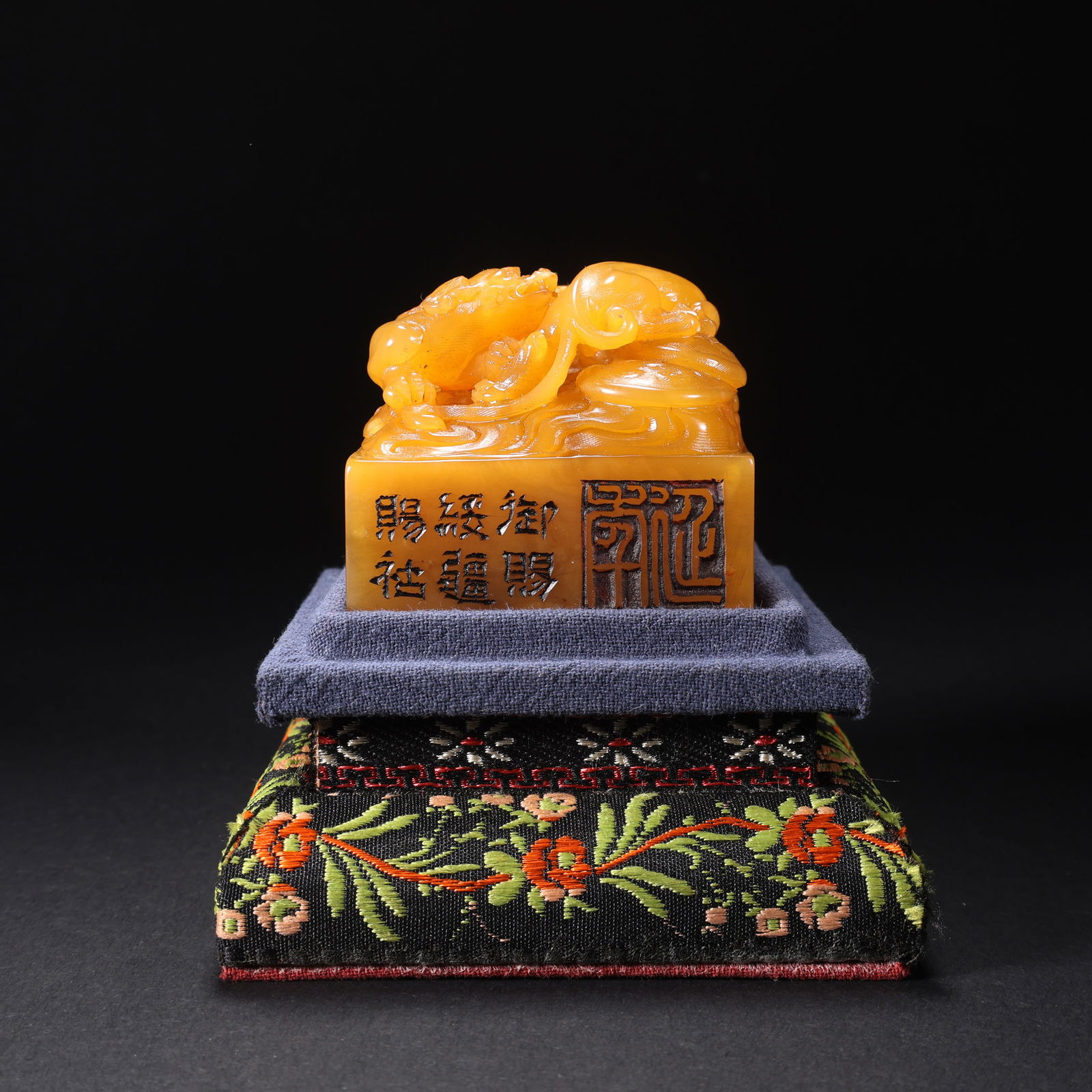 A SHOUSHAN TIANHUANG STONE MOTHER-AND-CHILD BEAST HANDLE SEAL (1 of 9)