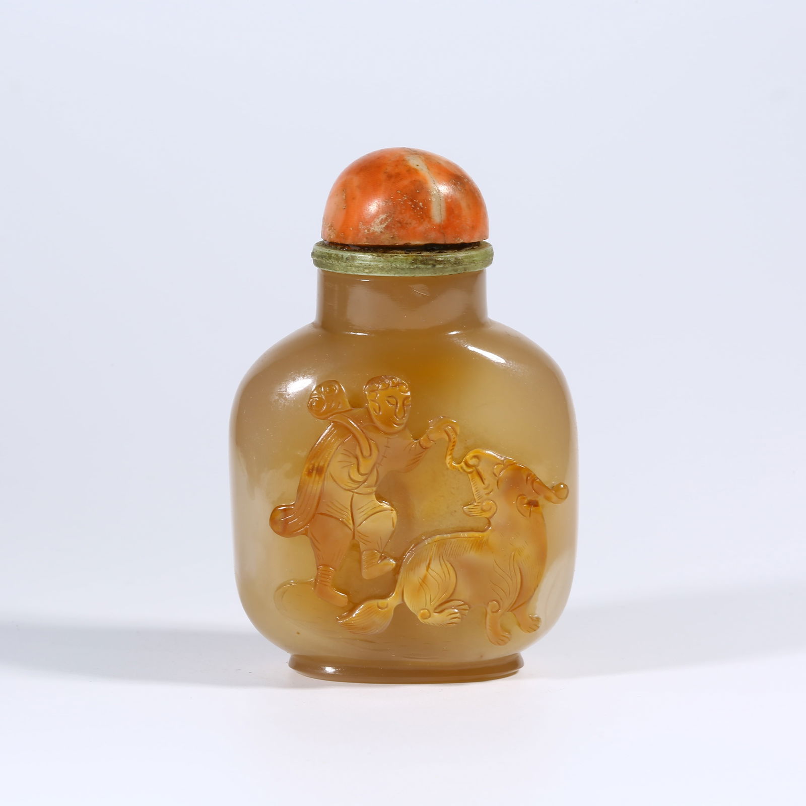 A AGATE SNUFF BOTTLE WITH HU PEOPLE PLAYING WITH LION DESIGN (1 of 9)