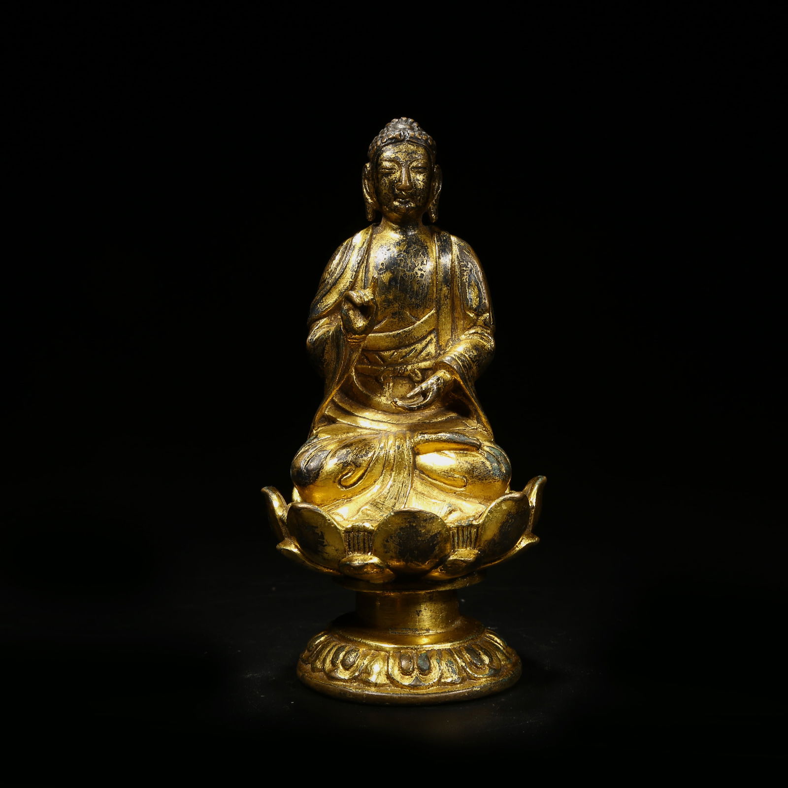 A GILT BRONZE STATUE OF SHAKYAMUNI BUDDHA: Gilt Bronze Statue of Shakyamuni Buddha