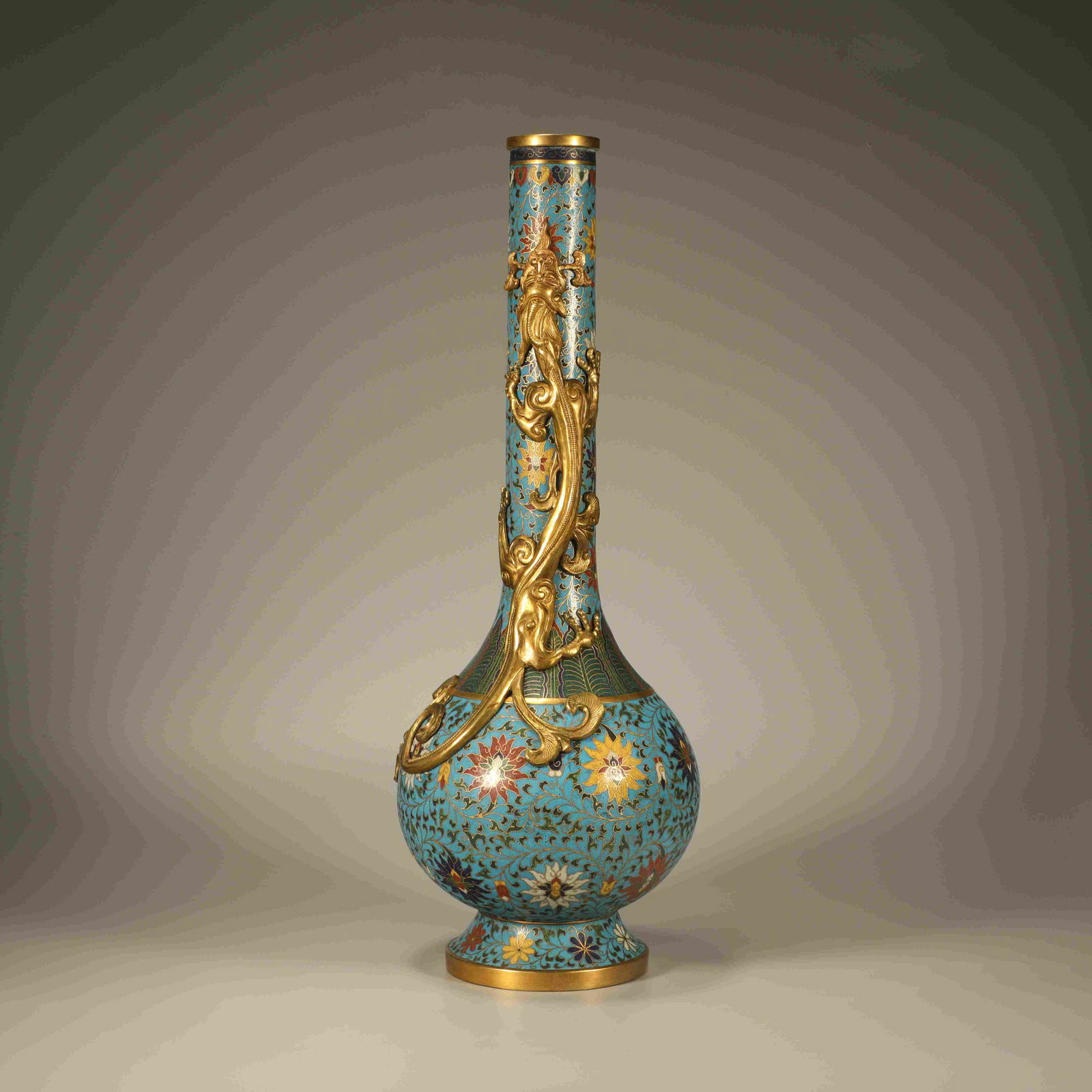 A CLOISONNÉ ENAMEL LONG-NECKED VASE WITH GILT DECORATION, FEATURING FLORAL MOTIFS AND A COILED (1 of 8)
