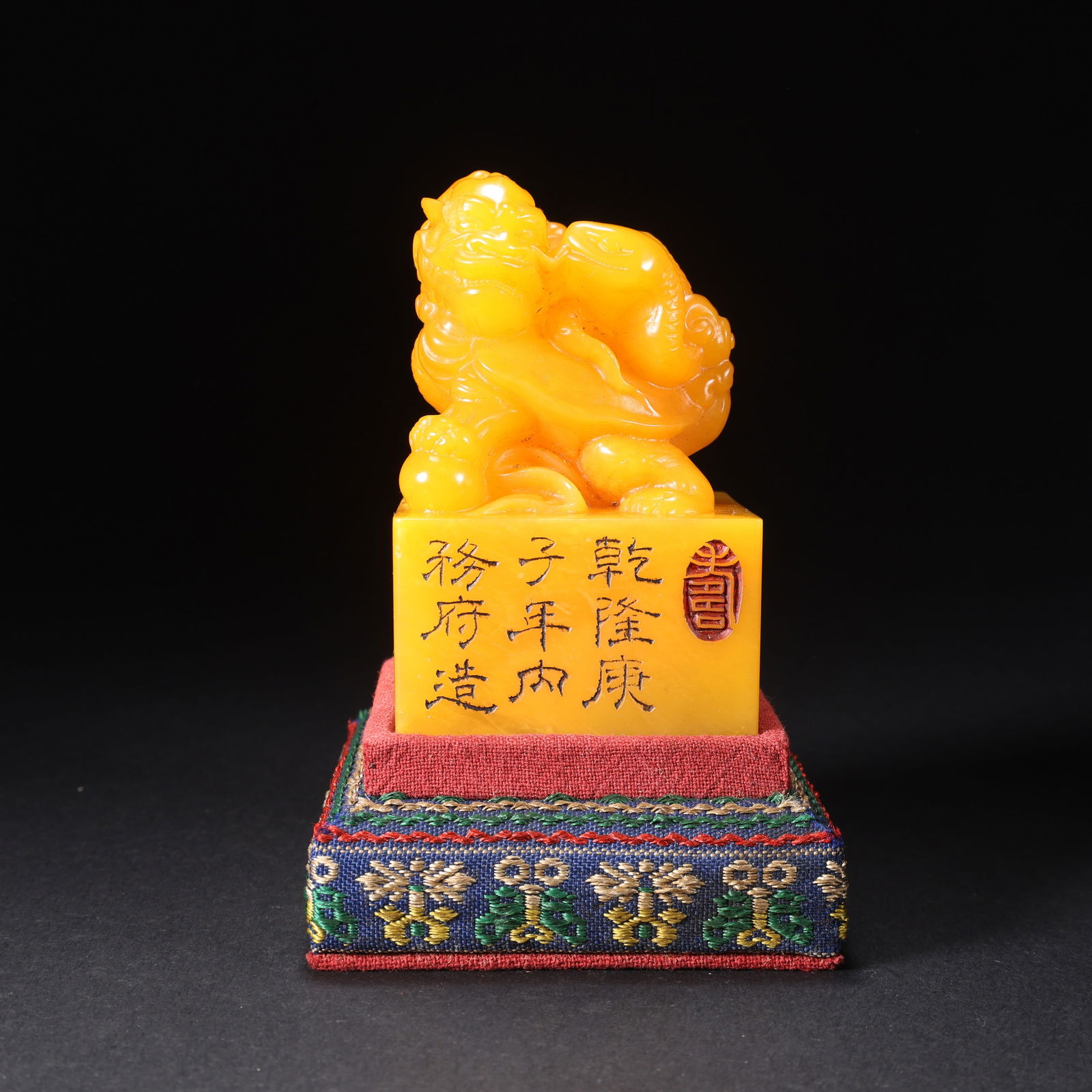 A SHOUSHAN TIANHUANG STONE BLACK TORTOISE HANDLE SEAL: Shoushan Tianhuang Stone Black Tortoise Handle Seal