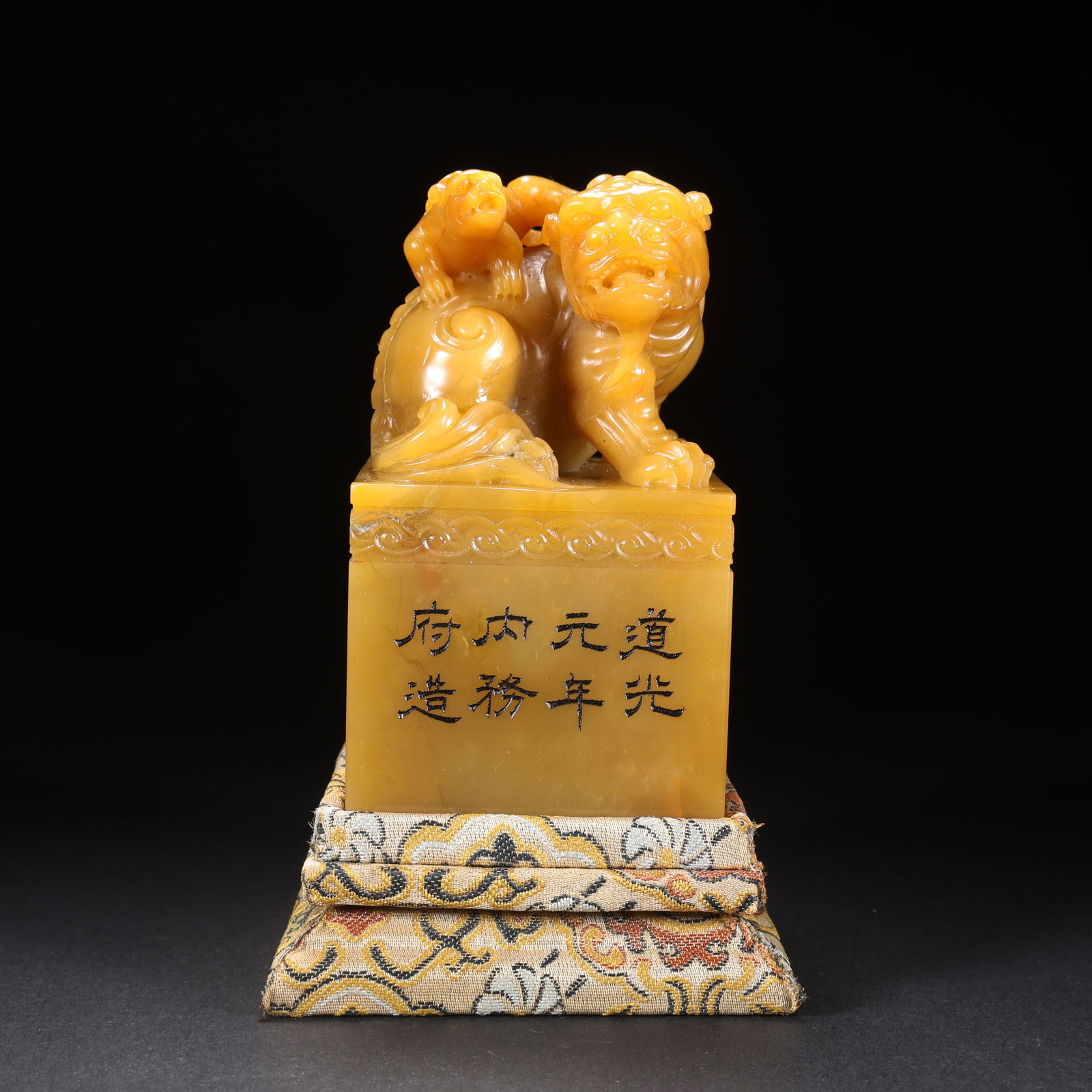 A SHOUSHAN TIANHUANG STONE MOTHER-AND-CHILD LION HANDLE SEAL (1 of 9)