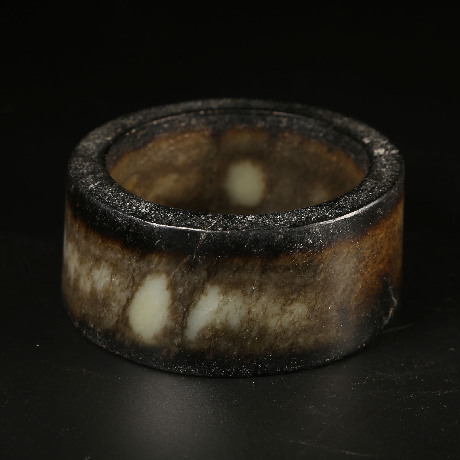A ARCHAIC JADE RING (1 of 9)