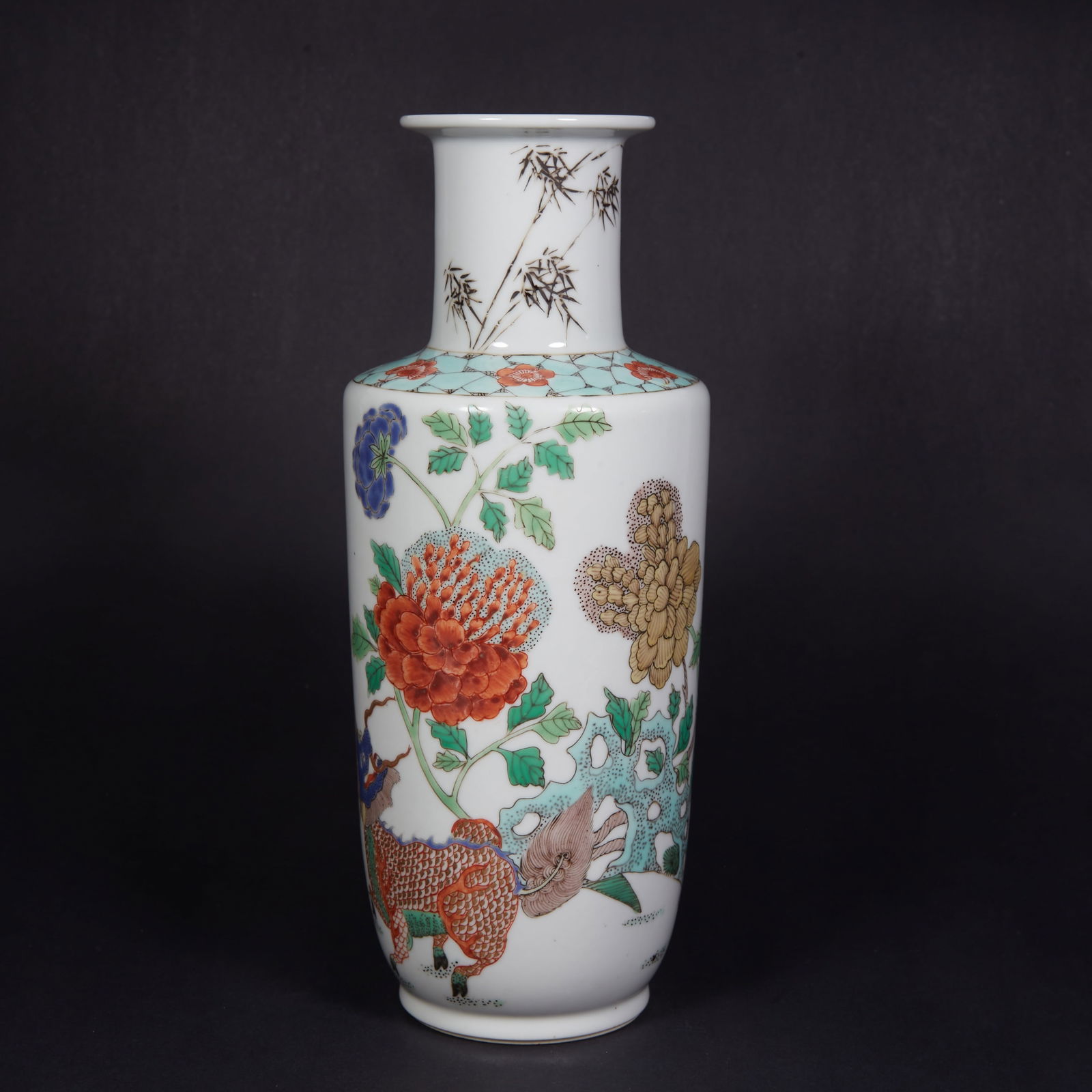A WUCAI BANGCHUI VASE WITH PEONY AND AUSPICIOUS-BEAST MOTIFS (1 of 9)