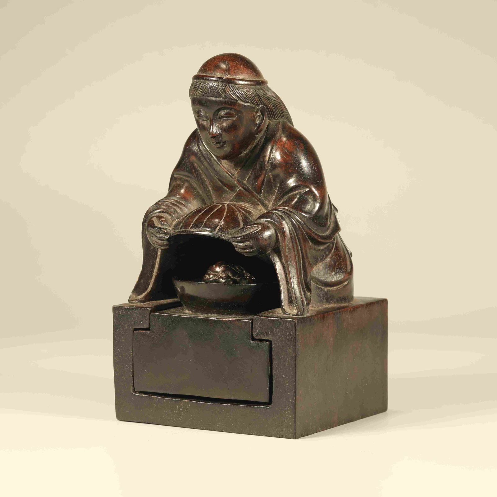 A ZITAN WOOD SEAL SET CARVED WITH LIU HAI PLAYING WITH THE GOLDEN TOAD (1 of 6)