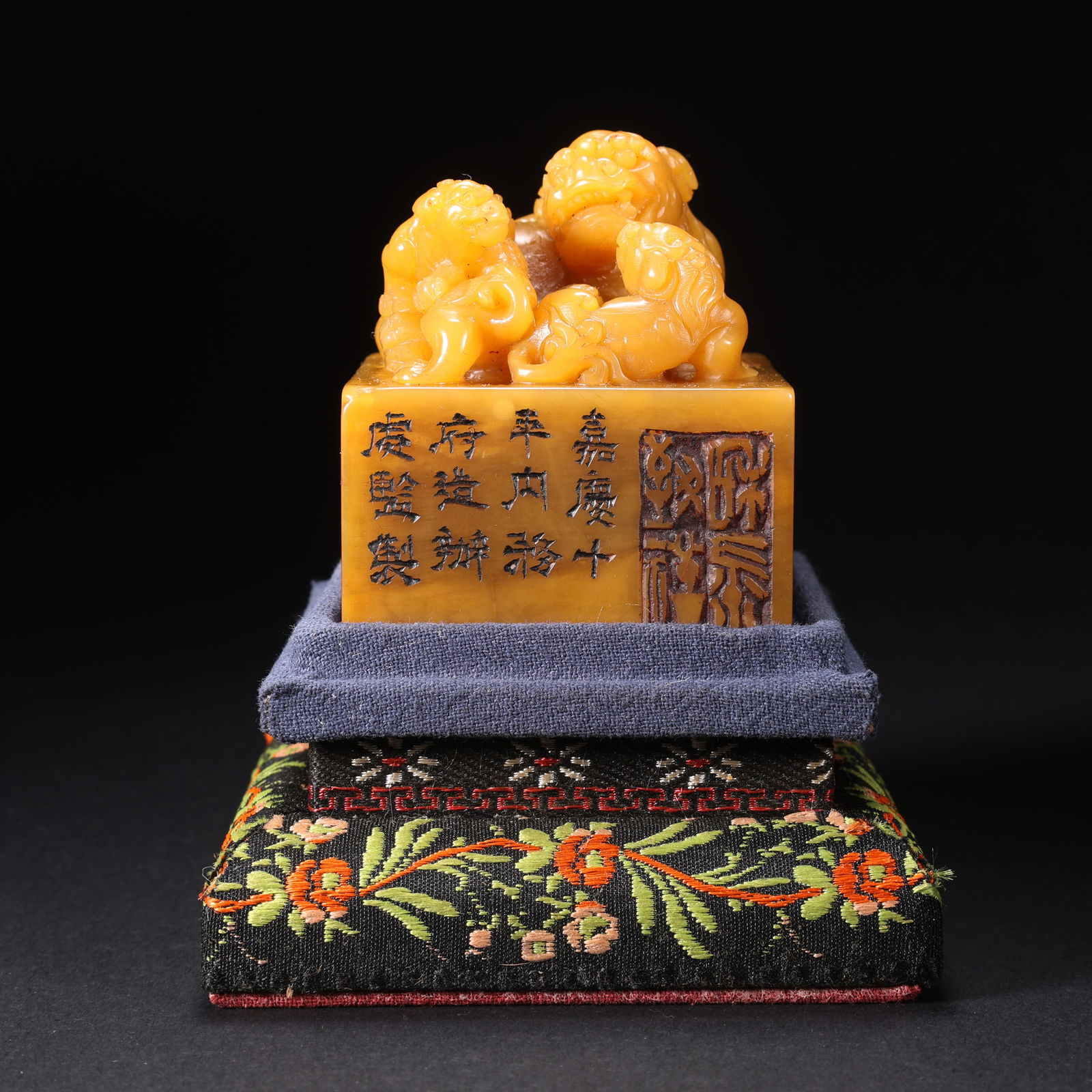A SHOUSHAN TIANHUANG STONE THREE-LION HANDLE SEAL: Shoushan Tianhuang Stone Three-Lion Handle Seal