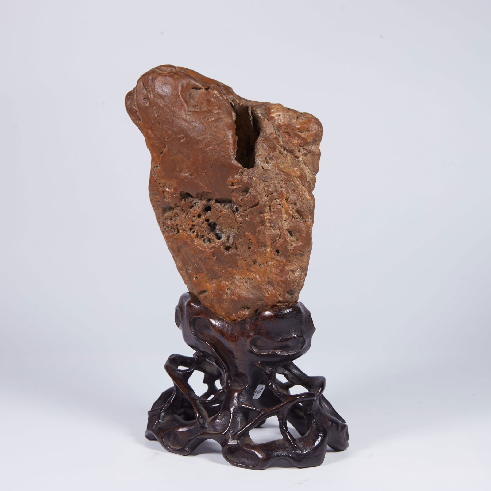 A YELLOW WAX STONE ORNAMENT: Yellow wax stone ornament