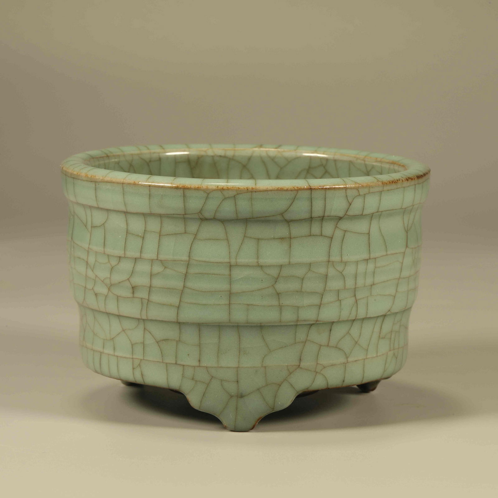 A GUAN WARE CRACKLE-GLAZED TRIPOD INCENSE BURNER WITH SPIRAL DECORATION (1 of 6)