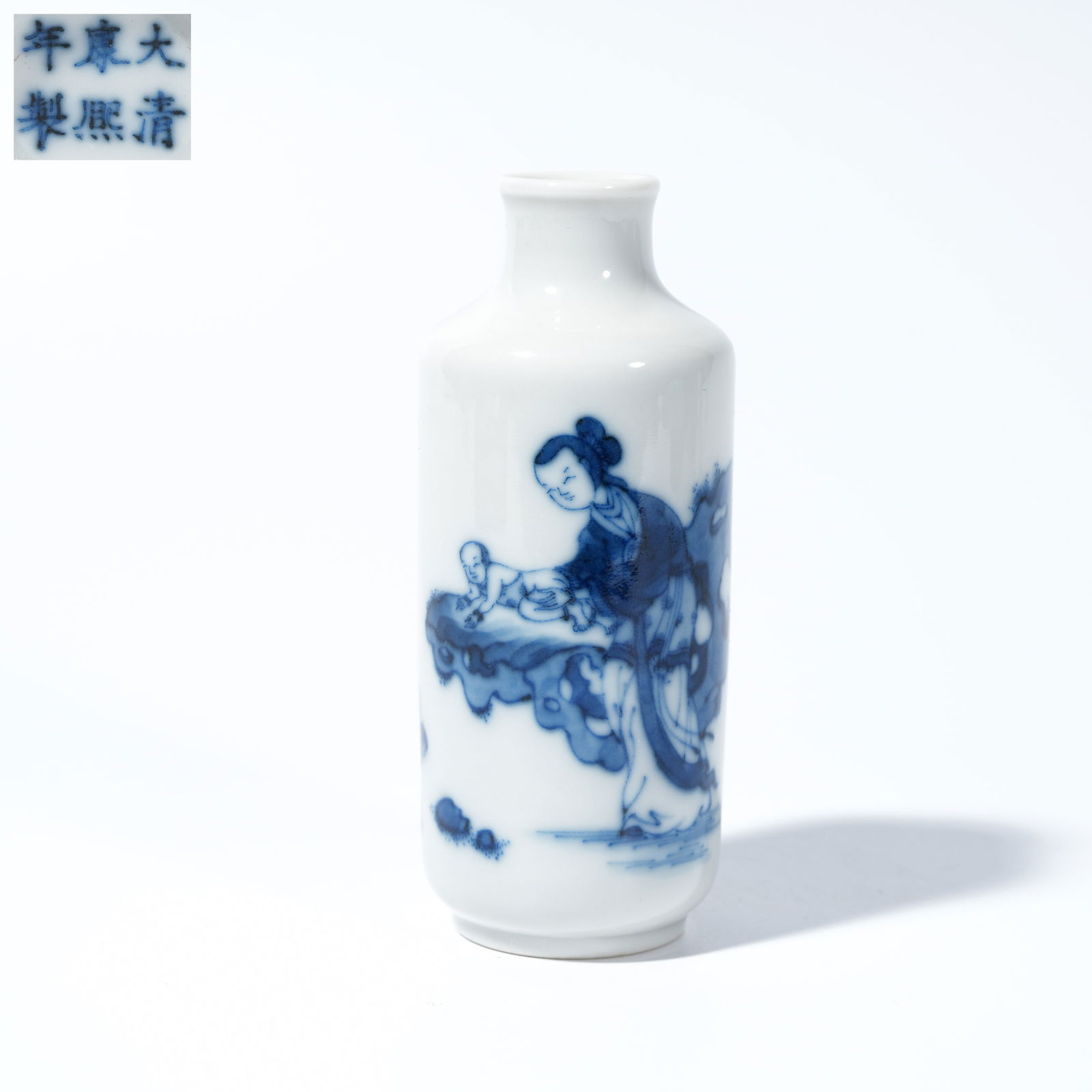 A BLUE-AND-WHITE SNUFF BOTTLE WITH FIGURAL DECORATION (1 of 9)