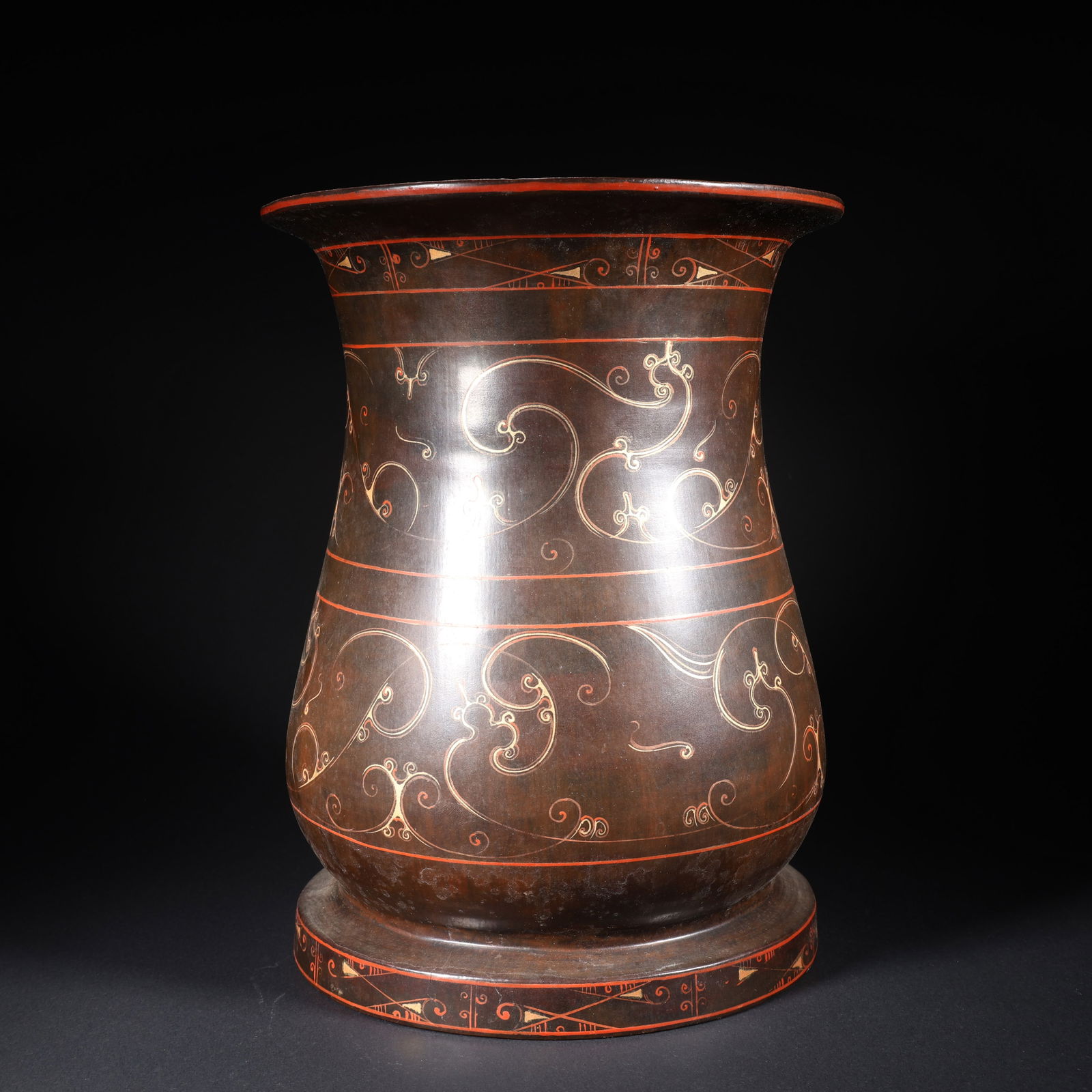A LACQUERWARE WIDE-MOUTH CIRCULAR ZUN VESSEL (1 of 9)