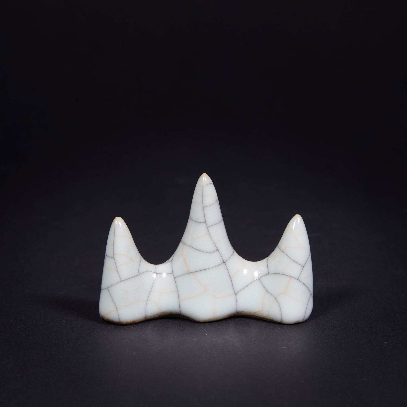 A GUAN WARE BRUSH REST WITH "GOLD-THREAD AND IRON-WIRE" CRACKLE (1 of 6)