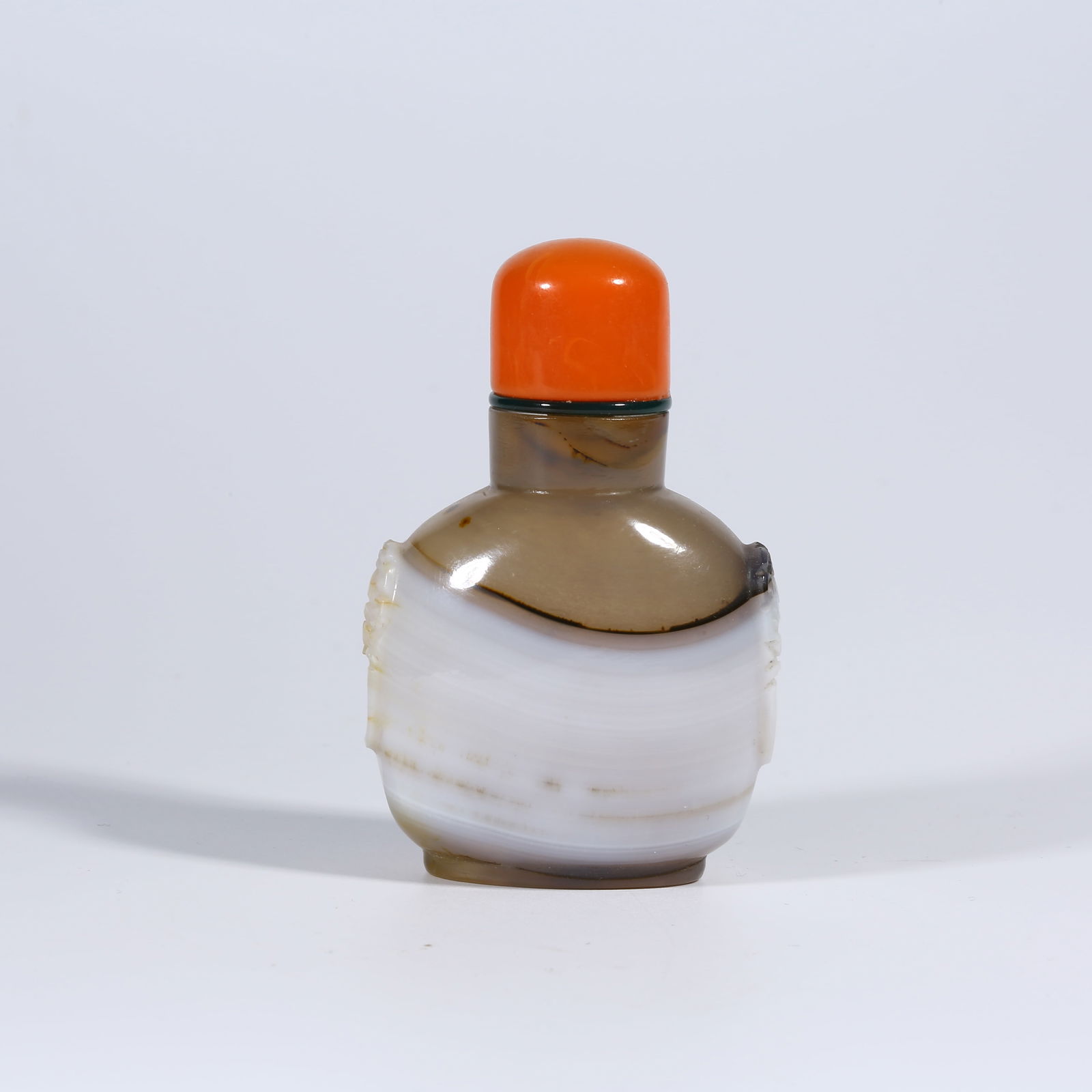 A AGATE SNUFF BOTTLE WITH ANIMAL-HEAD HANDLES (1 of 9)