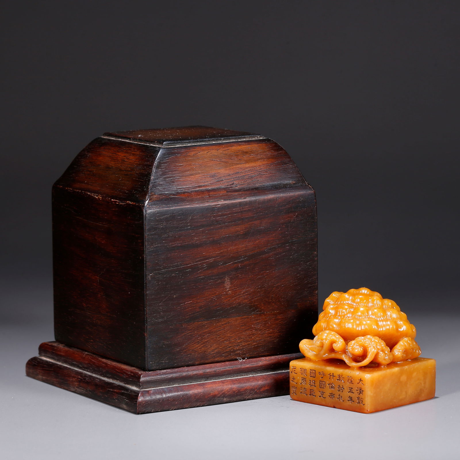 A SHOUSHAN TIANHUANG STONE CARVED LINGZHI MUSHROOM KNOB SEAL (1 of 10)