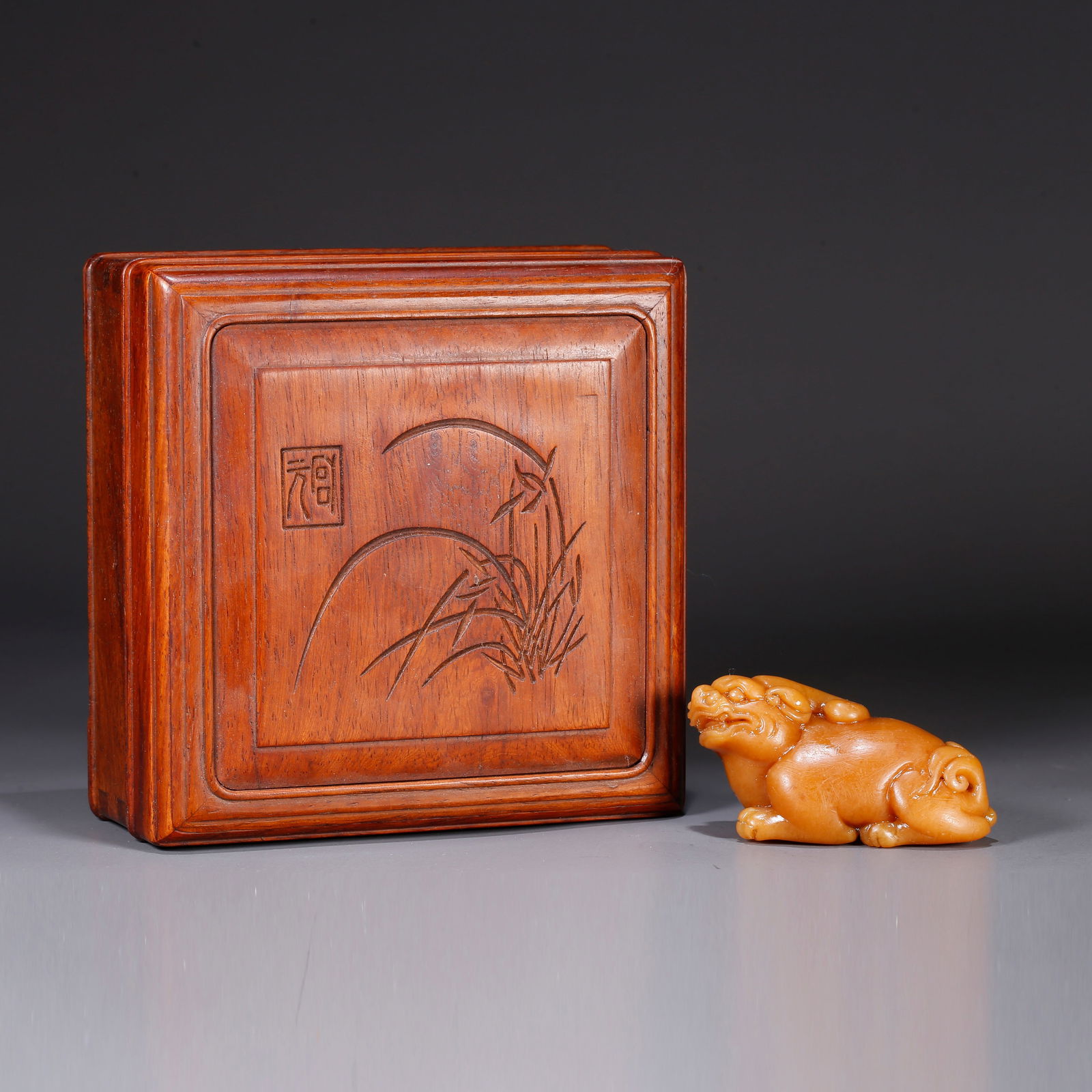 A SHOUSHAN TIANHUANG STONE HANDHELD ORNAMENT CARVED IN LION SHAPE: Shoushan Tianhuang stone handheld ornament carved in lion shape