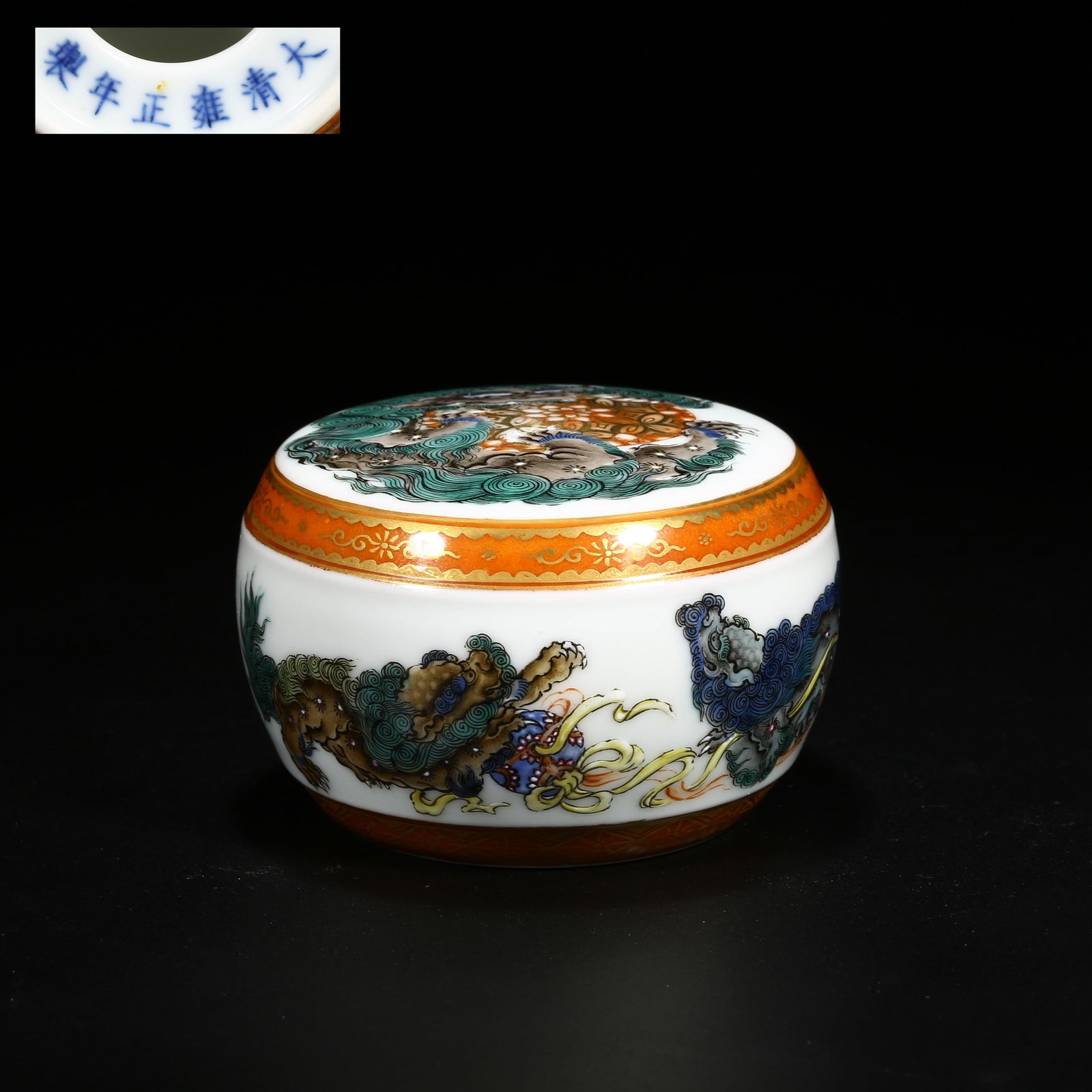 A FAMILLE ROSE PAPERWEIGHT WITH "LIONS PLAYING WITH BROCADE BALL" DESIGN: Famille rose paperweight with "Lions Playing with Brocade Ball" design