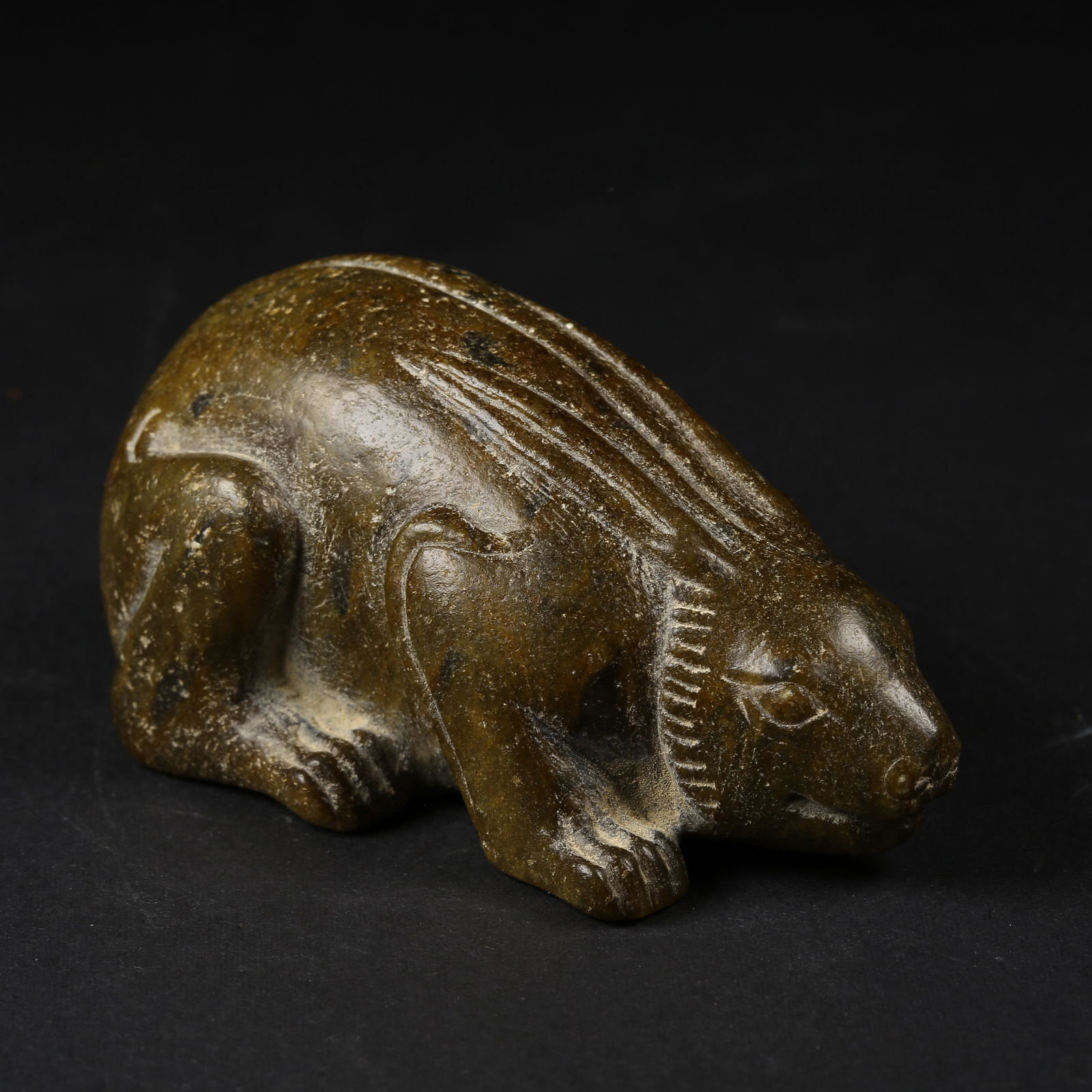 A ARCHAIC JADE RABBIT ORNAMENT (1 of 8)