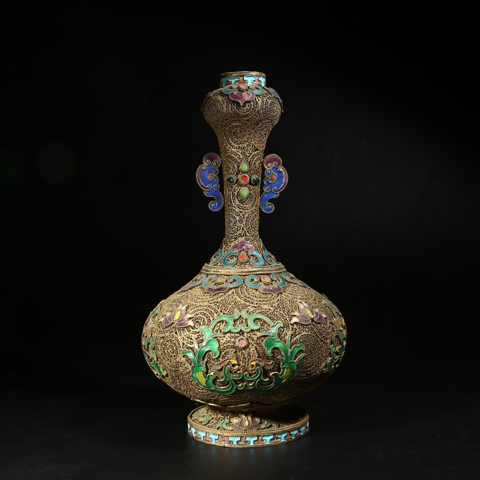 A GILDED SILVER FILIGREE CLOISONNÉ GARLIC-SHAPED VASE: Gilded silver filigree cloisonné garlic-shaped vase