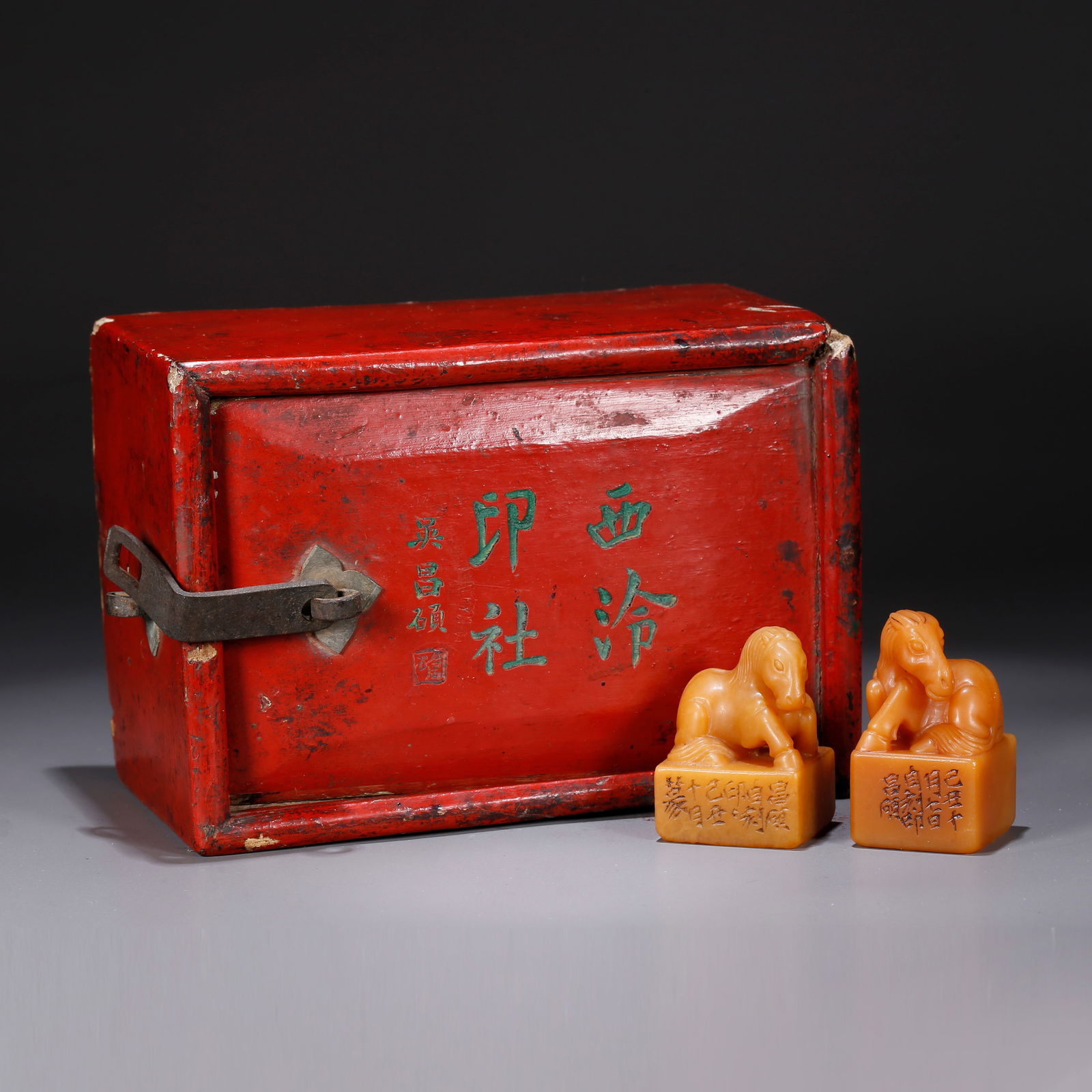 A SHOUSHAN TIANHUANG STONE CARVED HORSE KNOB SEALS (A PAIR): Shoushan Tianhuang stone carved horse knob seals (a pair)