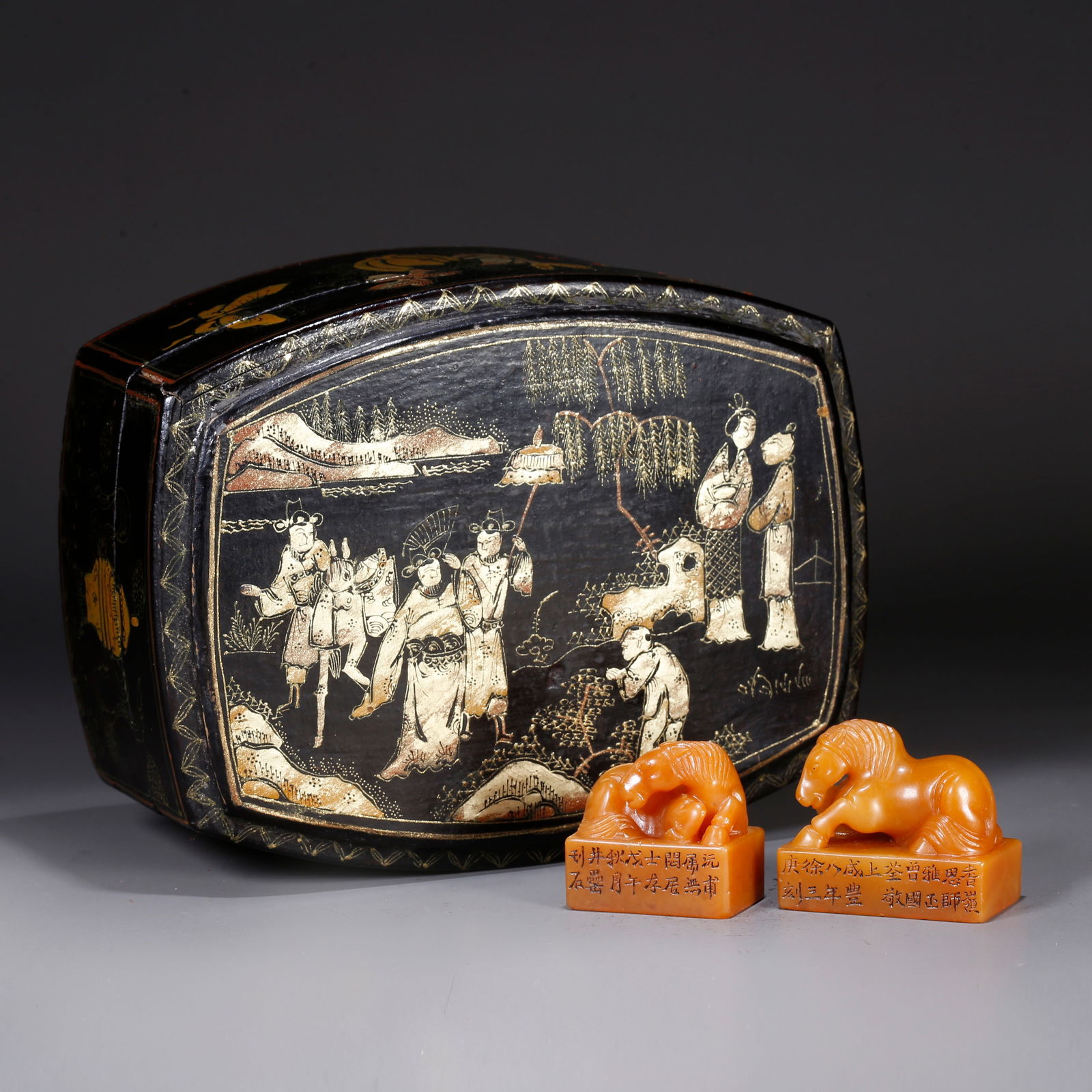 A PAIR OF SHOUSHAN TIANHUANG STONE SEALS WITH HORSE KNOBS (1 of 9)