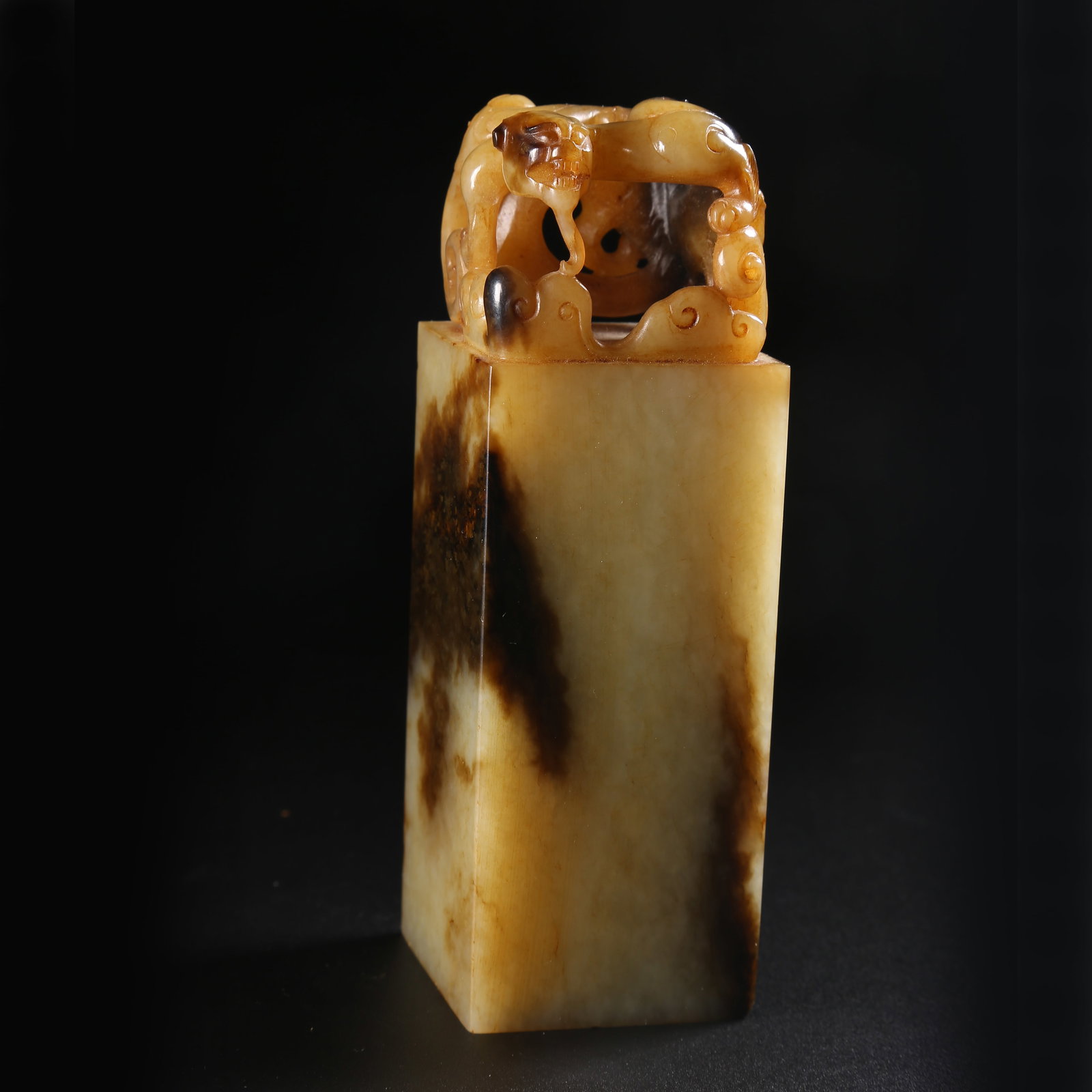 A ARCHAIC JADE SEAL WITH AUSPICIOUS-BEAST KNOB (1 of 8)