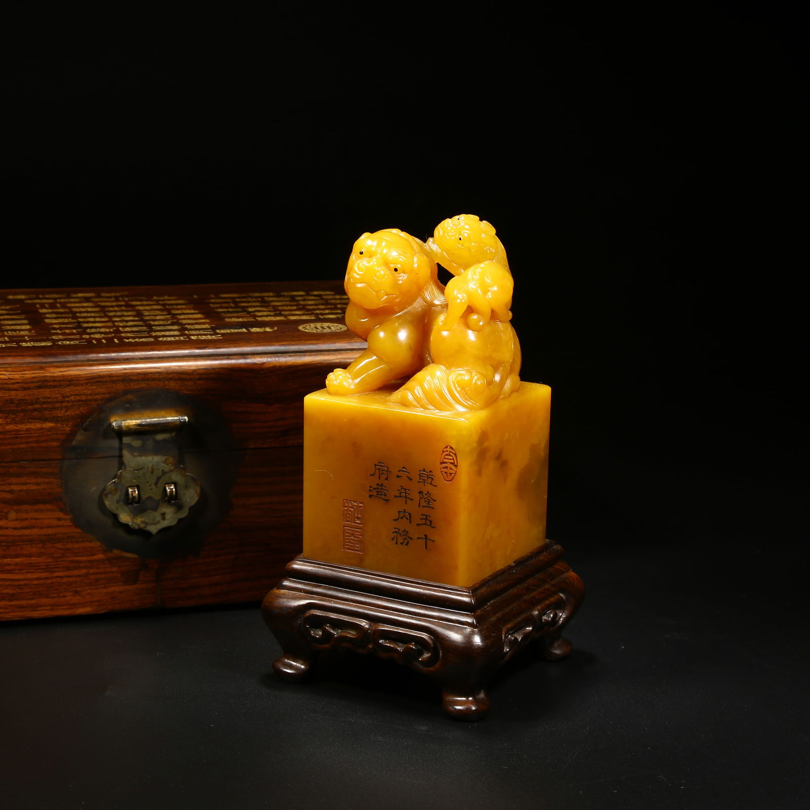 A SHOUSHAN TIANHUANG STONE "TWO LIONS" SEAL WITH KNOB: Shoushan Tianhuang Stone "Two Lions" Seal with Knob