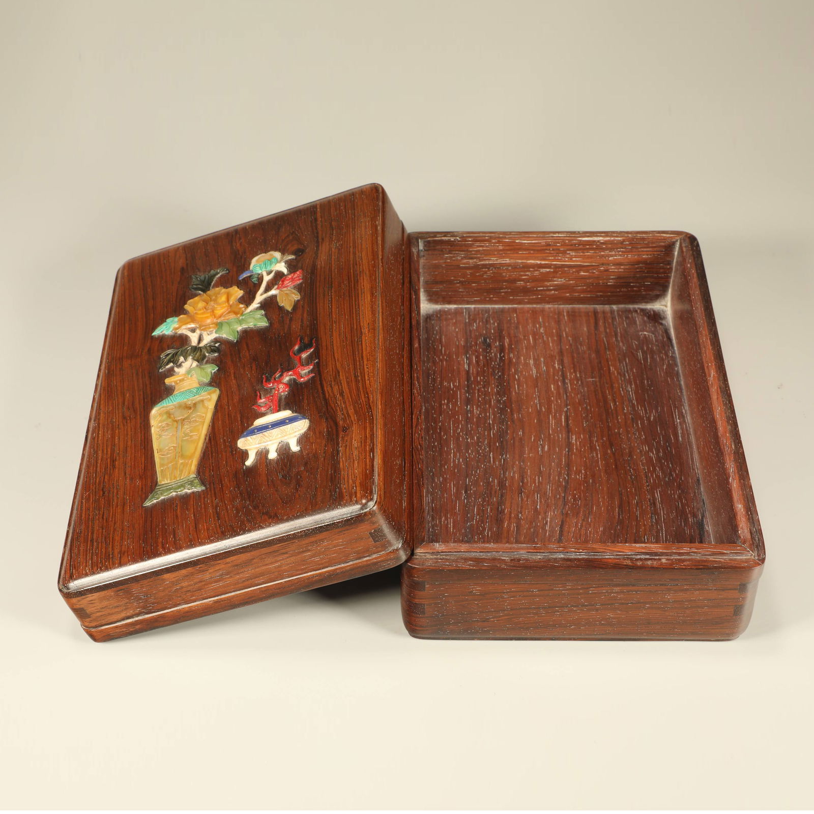 A HUANGHUALI INLAID COVERED BOX WITH BOGUTU MOTIF: Huanghuali Inlaid Covered Box with Bogutu Motif