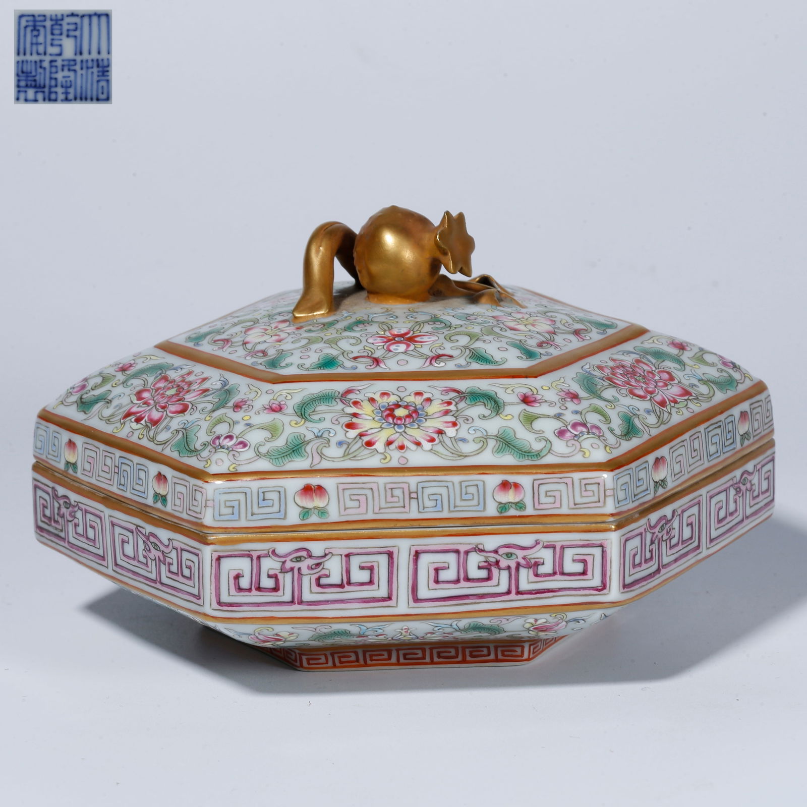 A FAMILLE ROSE COVERED BOX WITH VINE AND FLORAL DESIGN (1 of 10)