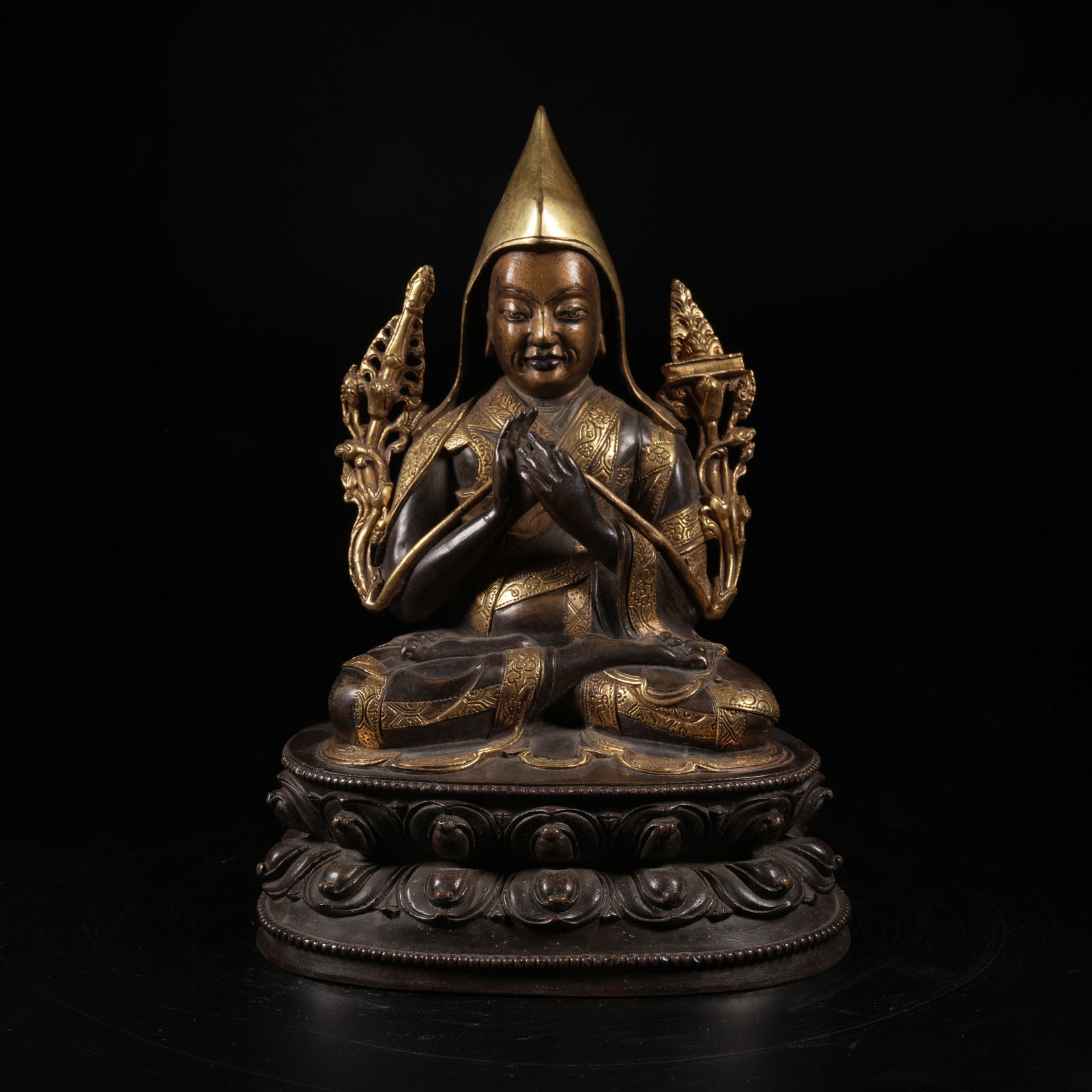 A GILT-BRONZE GURU STATUE: Gilt-Bronze Guru Statue