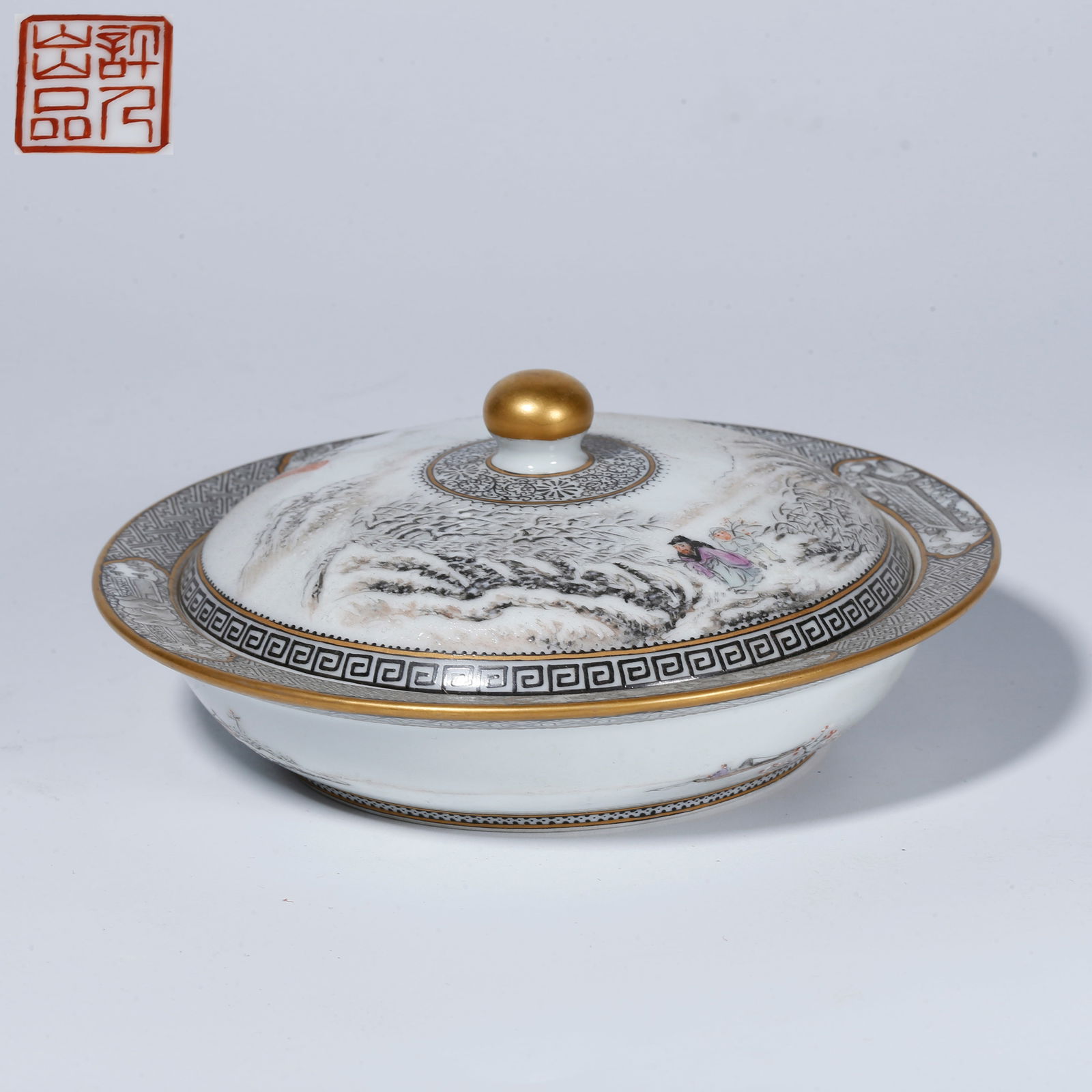 A INK-DECORATED COVERED BOX WITH LANDSCAPE AND FIGURE DESIGN (1 of 10)