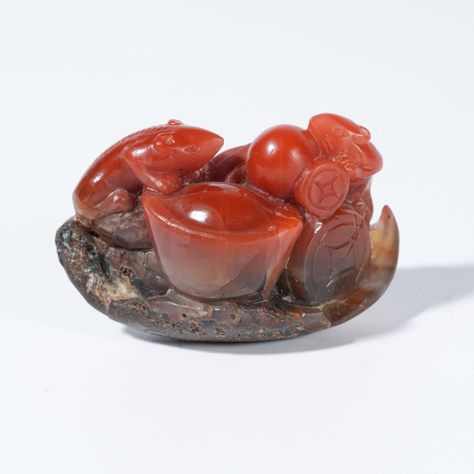 A SOUTHERN RED AGATE CARVED "ATTRACTING WEALTH" FIGURE (1 of 9)