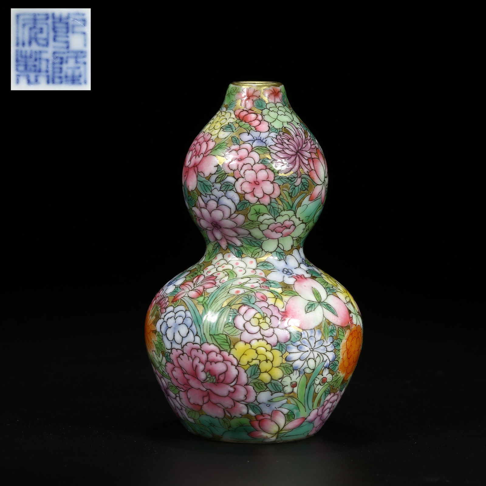 A FAMILLE ROSE GOURD-SHAPED SNUFF BOTTLE WITH HUNDRED FLOWERS ON AN UNCOLORED GROUND (1 of 9)