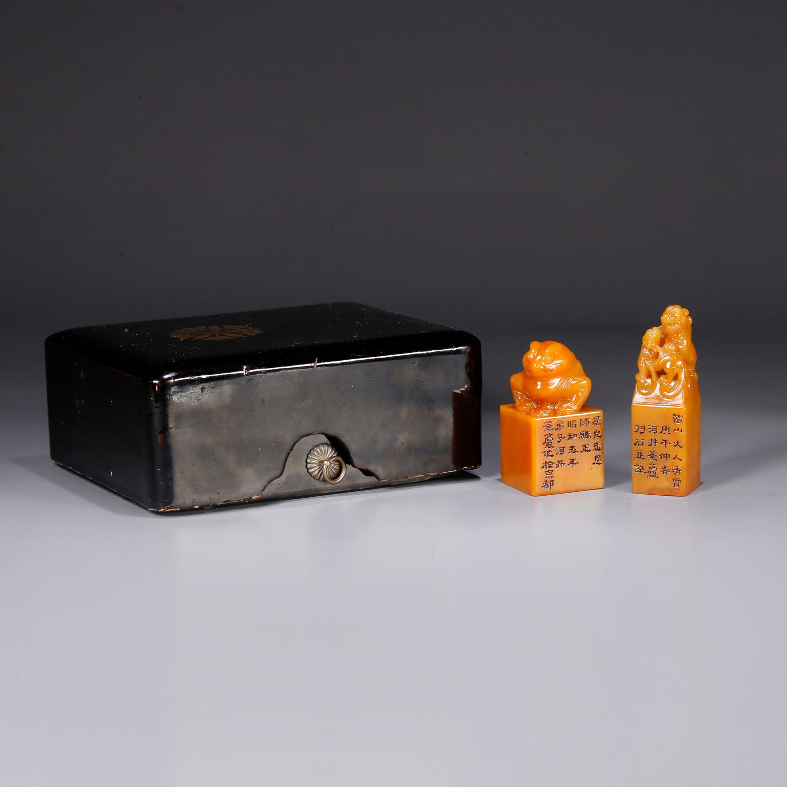 A SHOUSHAN TIANHUANG STONE SEAL WITH THREE-LEGGED GOLDEN TOAD KNOB (1 of 10)