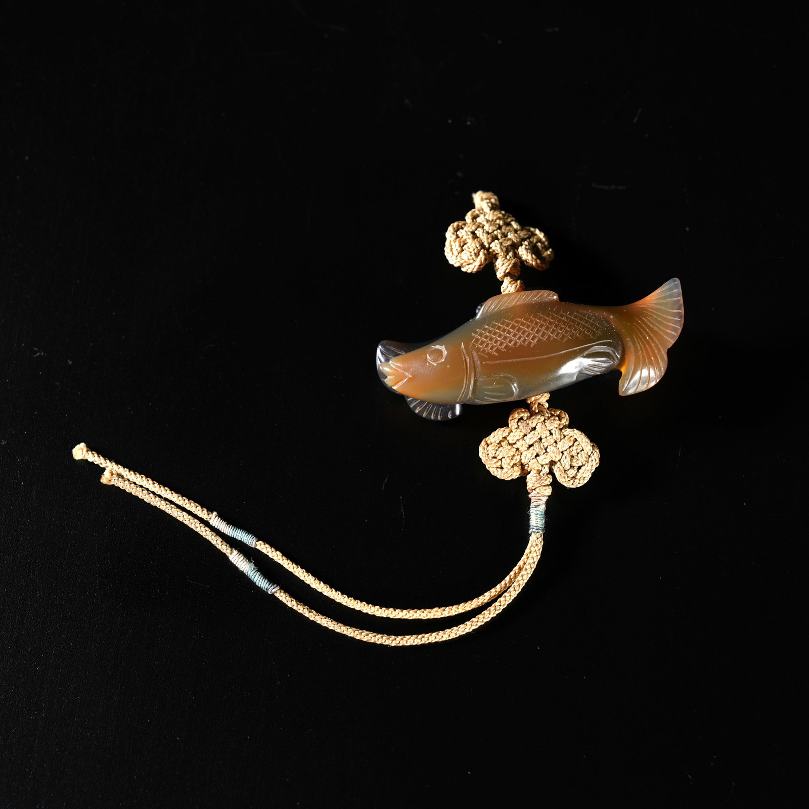 A AGATE CARVED DOUBLE-FISH PENDANT (1 of 9)