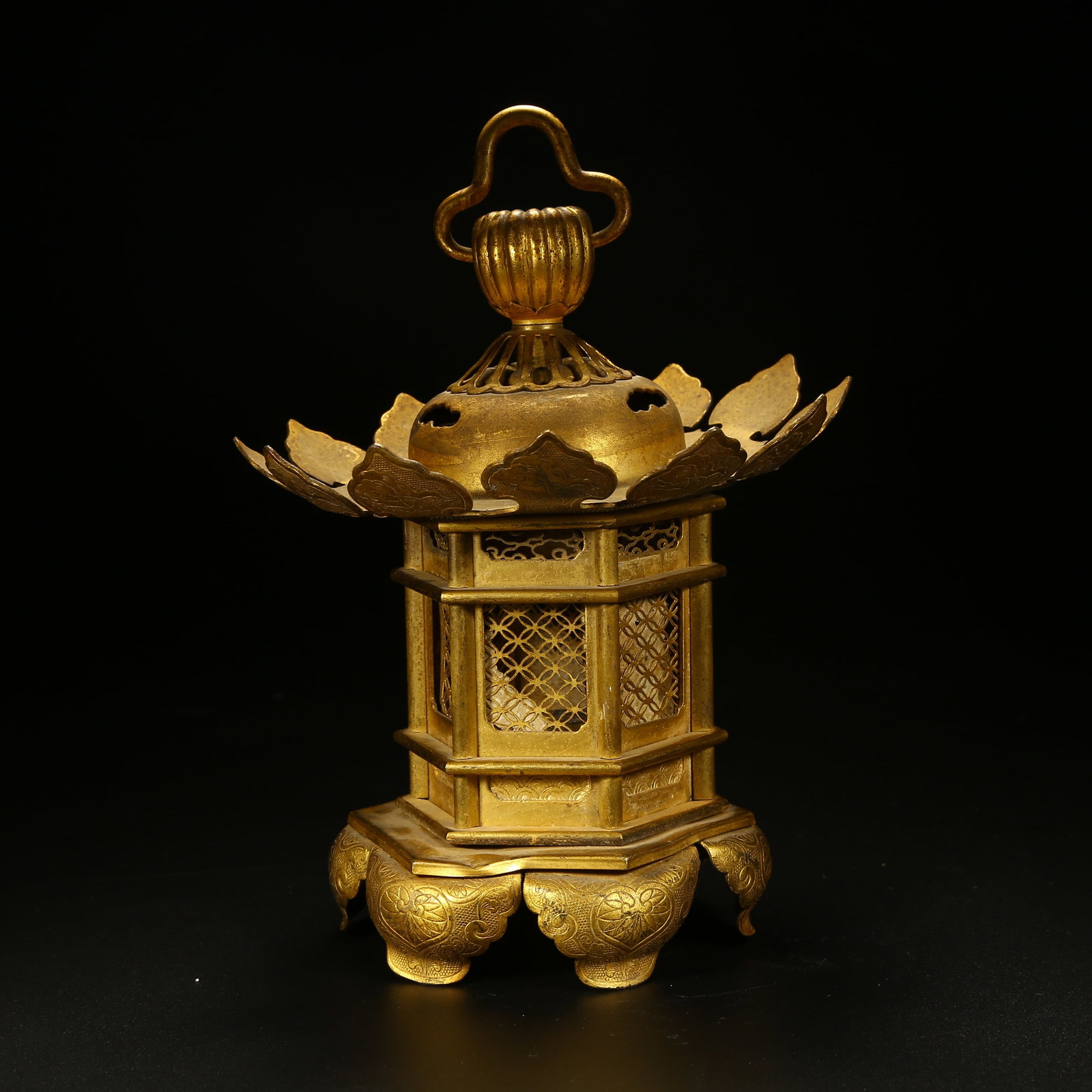 A GILT BRONZE STUPA (1 of 8)