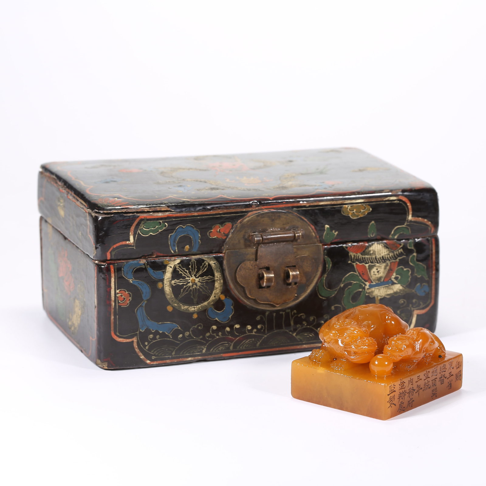 A SHOUSHAN TIANHUANG STONE SEAL WITH ADULT AND YOUNG LION FINIALS: Shoushan Tianhuang stone seal with adult and young lion finials