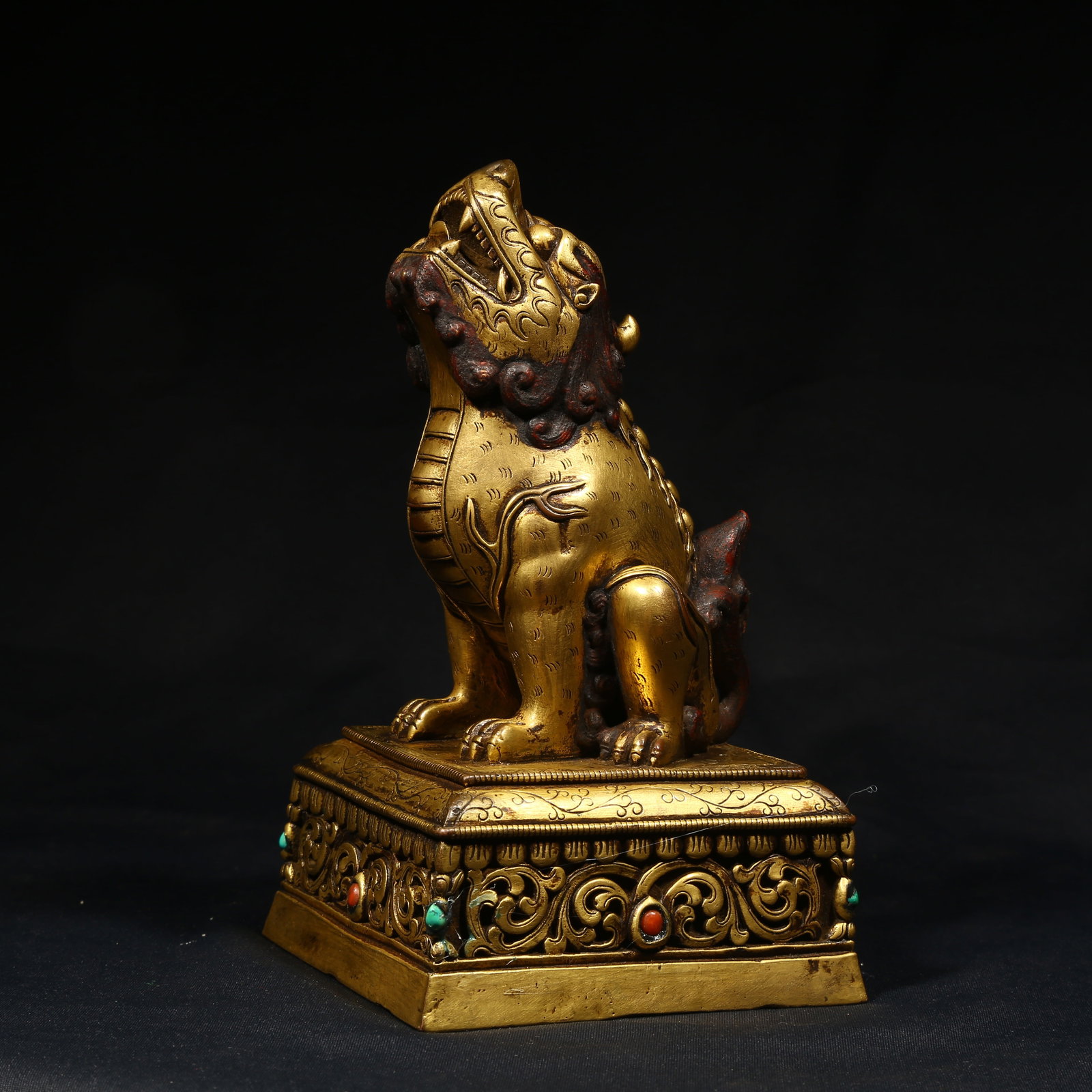 A GILDED BRONZE SEAL WITH TIANLU BEAST KNOB (1 of 9)