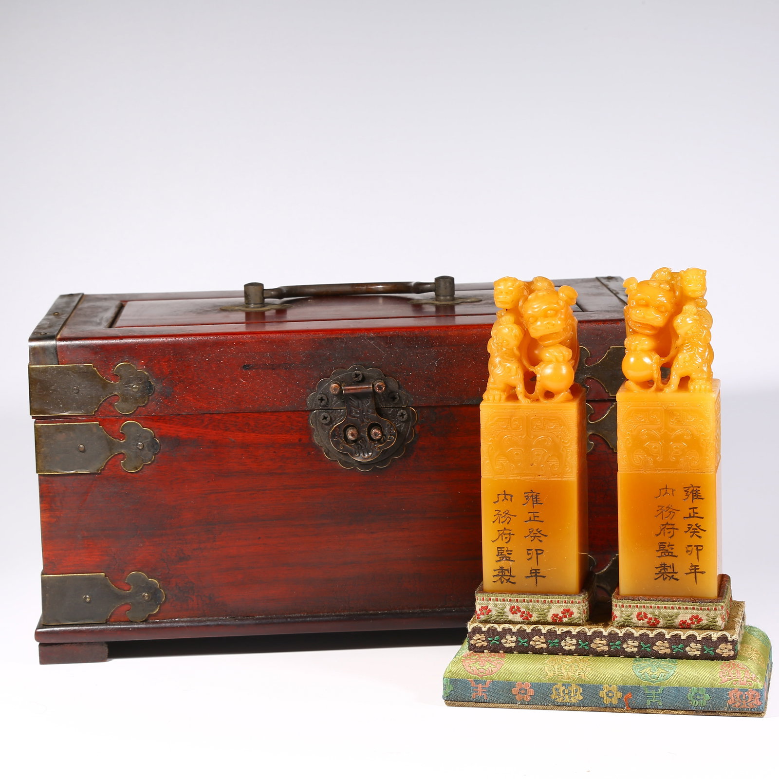 A SET OF SHOUSHAN TIANHUANG STONE SEALS WITH LION AND CUB KNOBS (1 of 8)