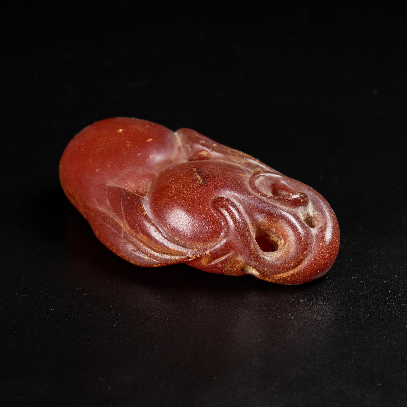 A HONEY-AMBER "FU LU WANDAI" PENDANT (1 of 8)
