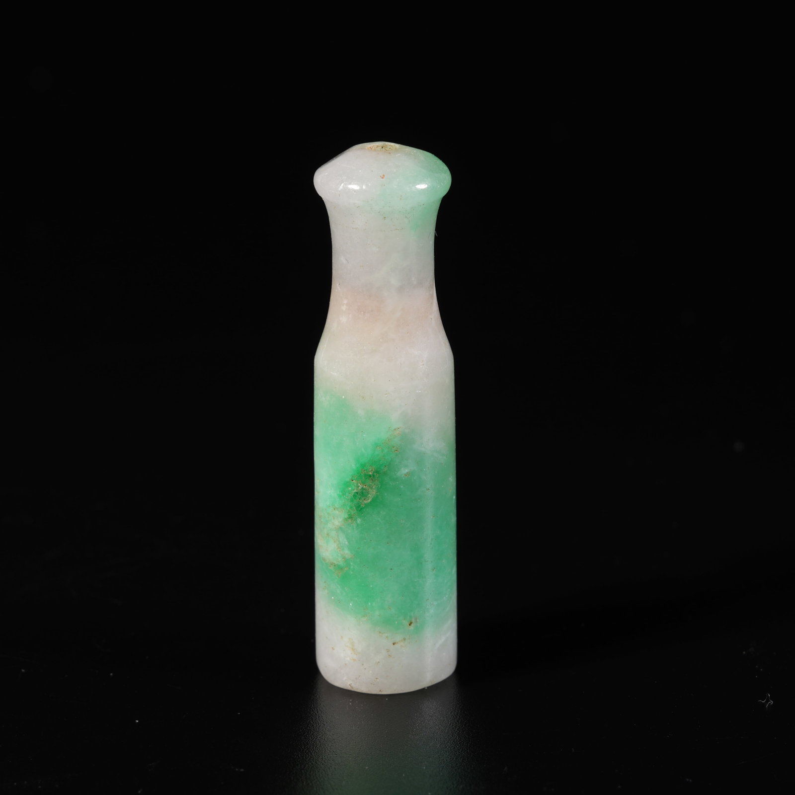 A JADEITE CARVED CIGARETTE HOLDER (1 of 10)