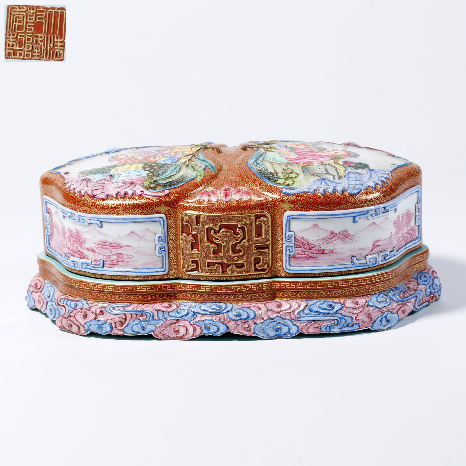 A FAMILLE ROSE COVERED BOX WITH WESTERN FIGURES DESIGN (1 of 10)