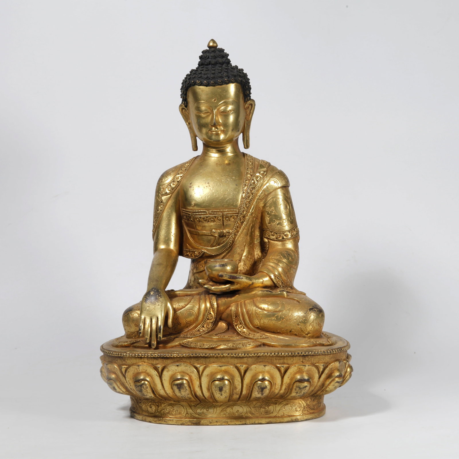 A GILT BRONZE SHAKYAMUNI STATUE (1 of 9)