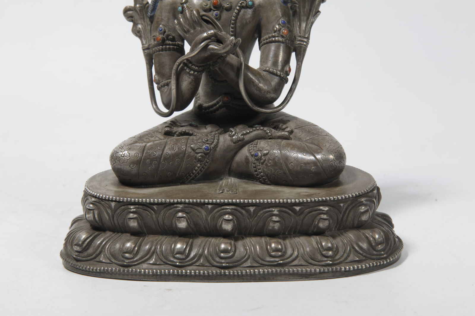 A GILT SILVER BUDDHA STATUE - 3